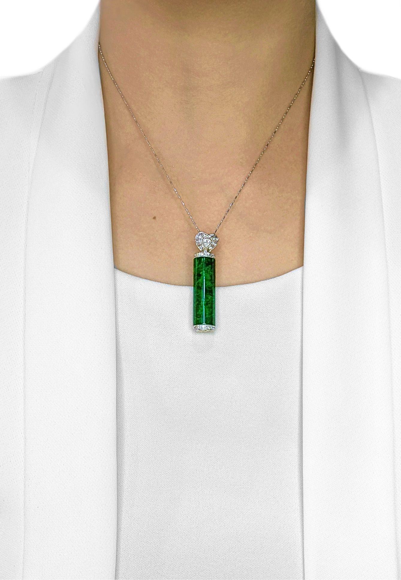 Questo ciondolo certificato Nan Yang è realizzato in oro bianco 18 carati e presenta una singola giada di tipo A (Natural Cui Fei) dalla caratteristica forma Chong, che misura 30 mm x 9 mm. La sua ricca tonalità verde irradia bellezza naturale e