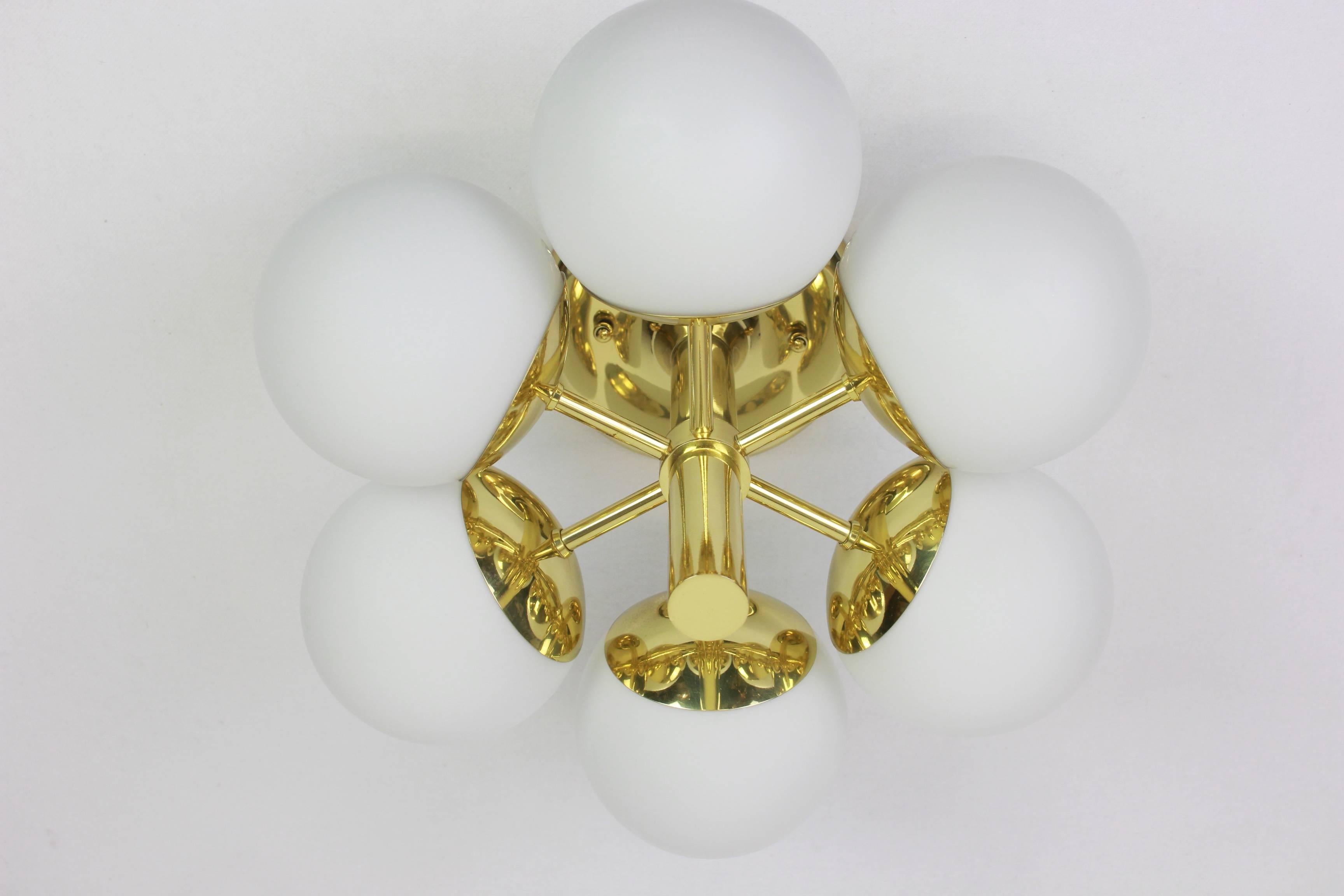 Superbe lustre radial en forme de spoutnik avec six globes en verre opale de Kaiser Leuchten, Allemagne, années 1960.

De haute qualité et en très bon état. Nettoyé, bien câblé et prêt à être utilisé. 

Le luminaire nécessite 6 ampoules E14
