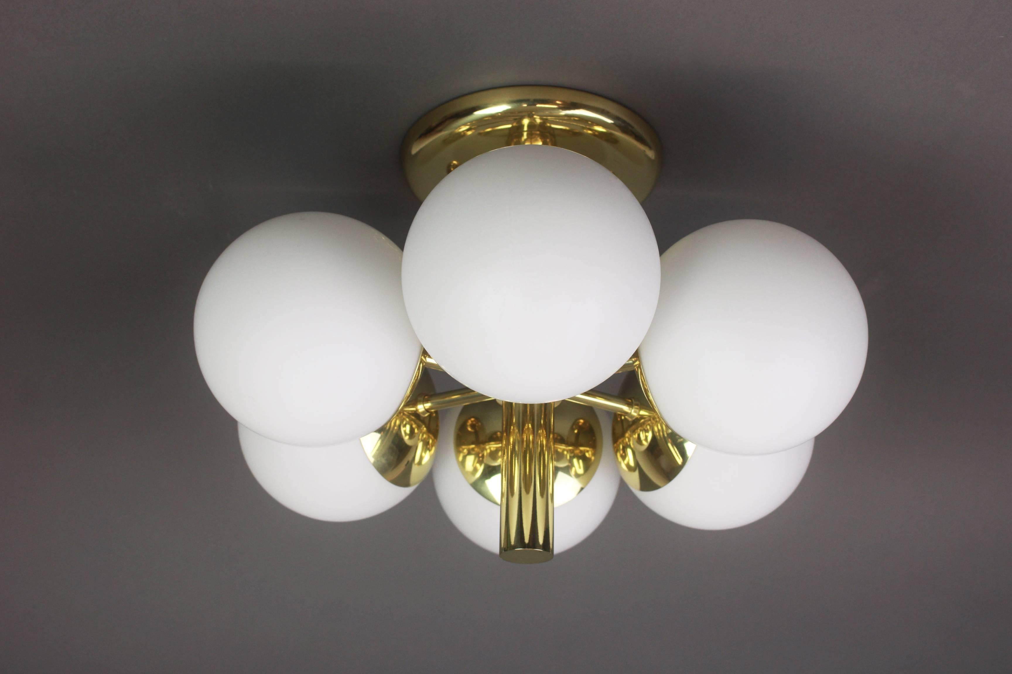 Superbe lustre Kaiser Radial Sputnik en verre opale, Allemagne, années 1960 Bon état - En vente à Aachen, NRW