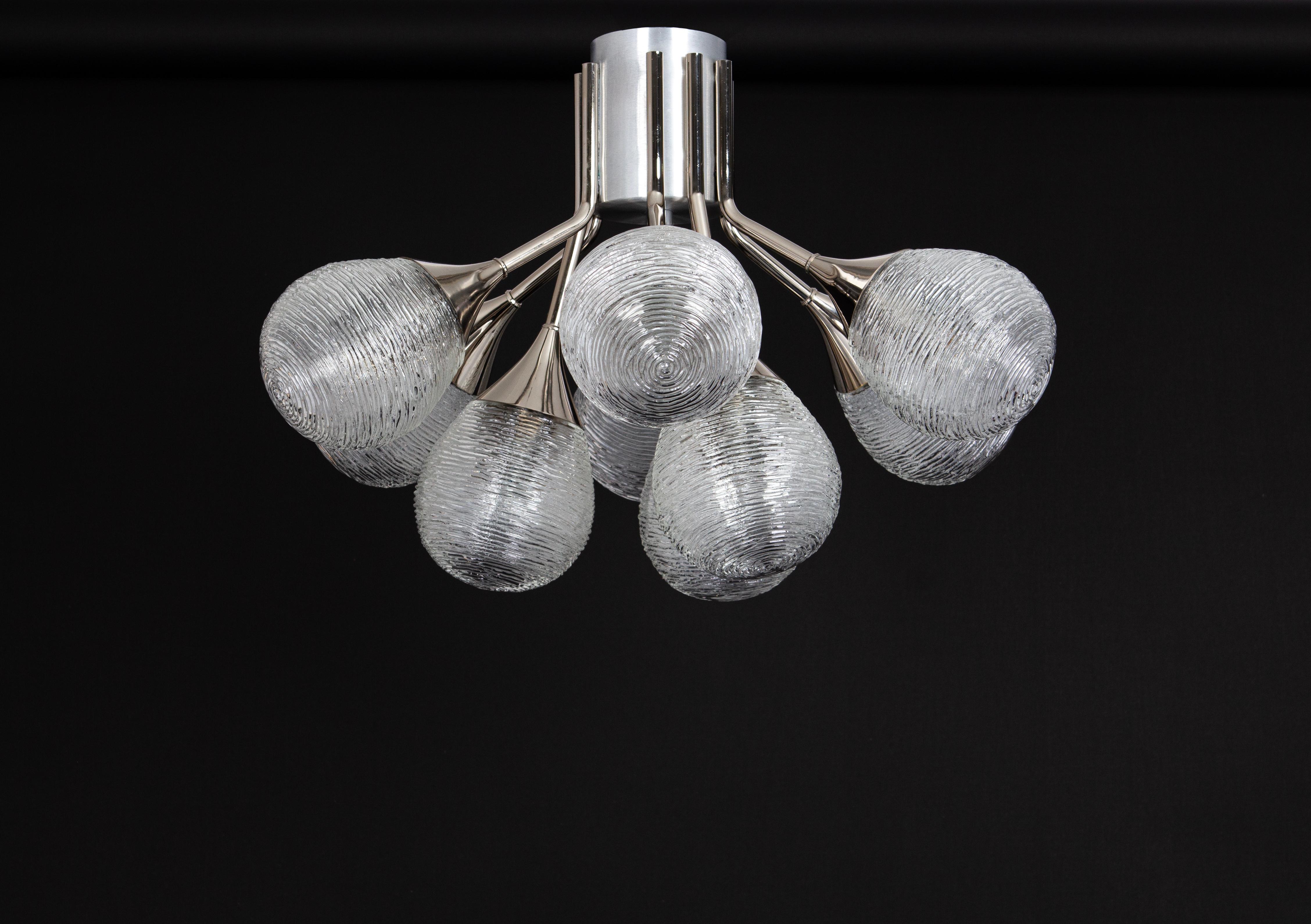 Superbe lustre Sputnik avec 9 globes en verre de Kaiser Leuchten, Allemagne, années 1970.
Très bon état. Nettoyé, bien câblé et prêt à l'emploi. 

Le luminaire nécessite 9 petites ampoules E14 de 40W max chacune.
Les ampoules ne sont pas incluses.
