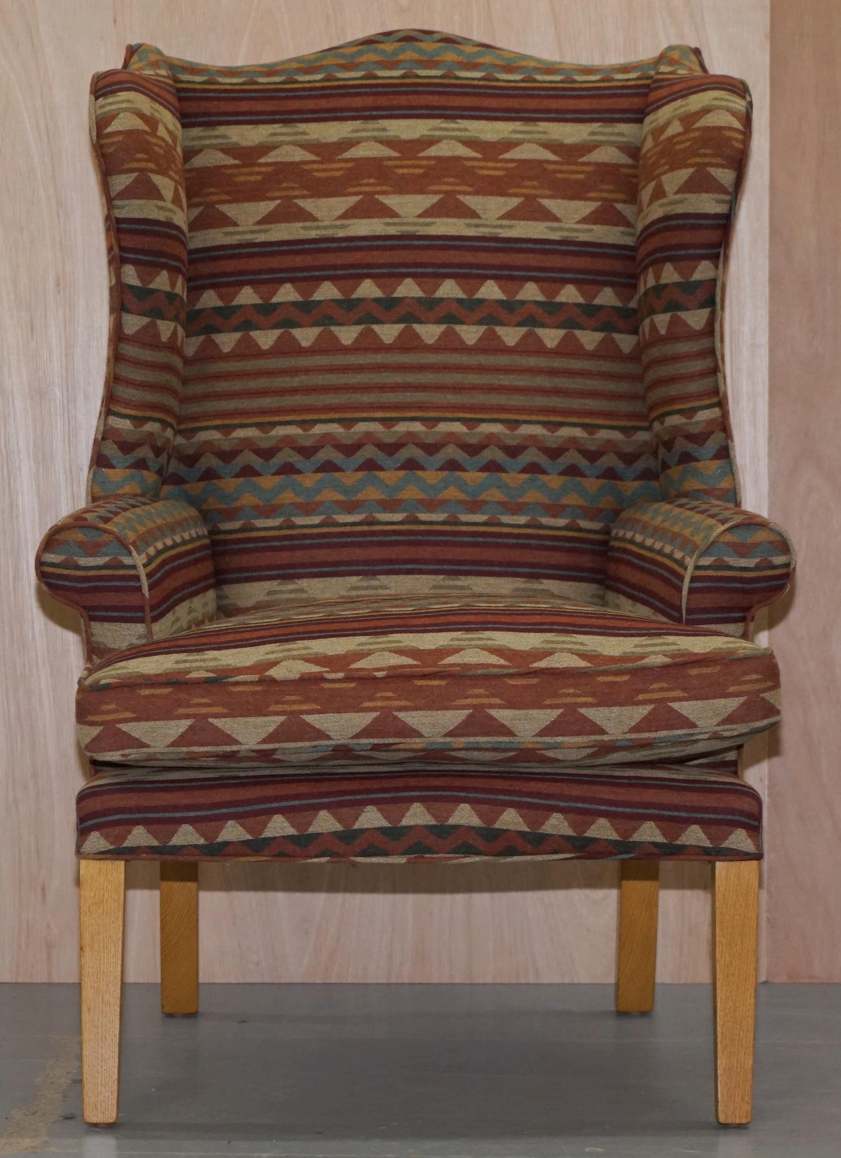 Wir freuen uns, diesen atemberaubenden Kilim gepolsterten Ohrensessel in perfektem Zustand zum Verkauf anbieten zu können 

Eine gut gemachte und dekorative Sessel, die sehr bequem ist, ist die Polsterung Kilim wie erwähnt, die gerade über als