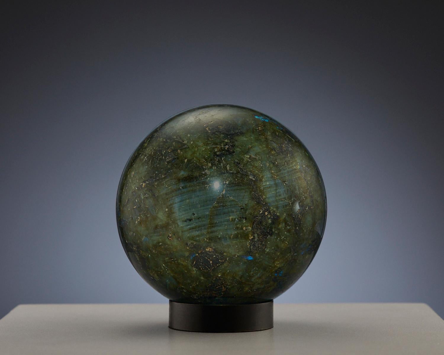 Una splendida sfera di labradorite in vendita 4