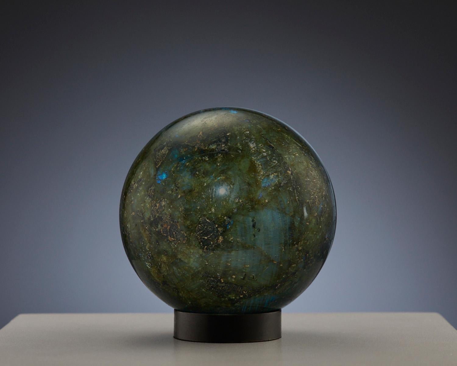 Una splendida sfera di labradorite in vendita 6