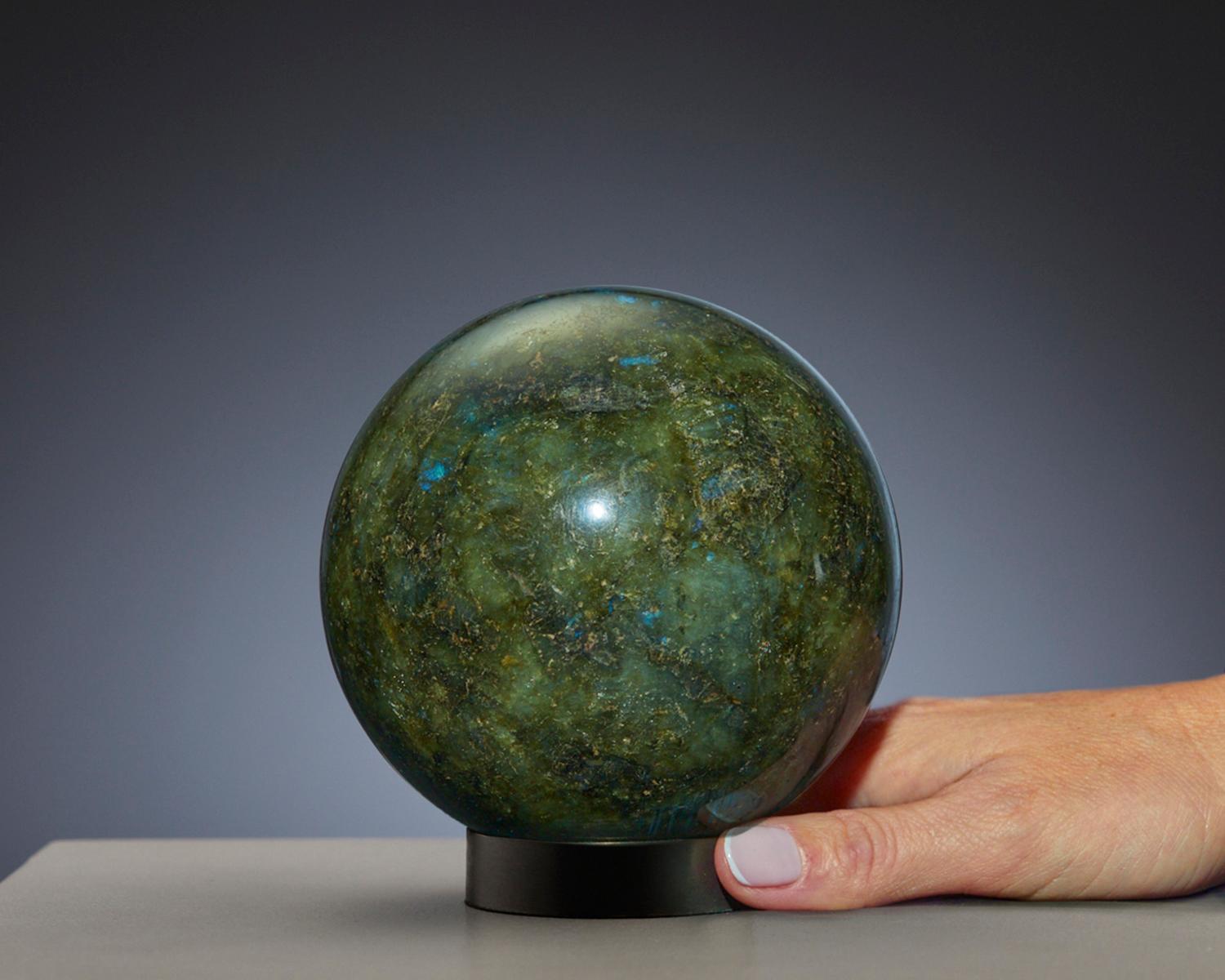 Una splendida sfera di labradorite in vendita 11