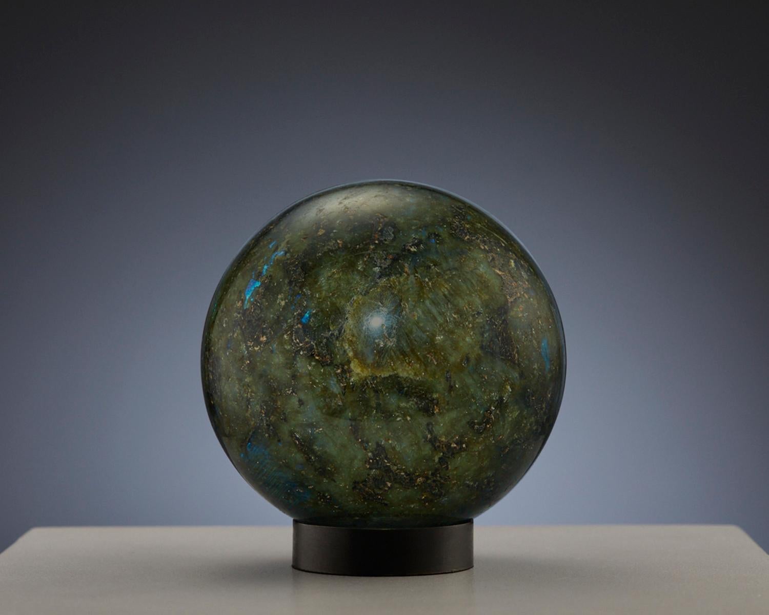 Malgascio Una splendida sfera di labradorite in vendita