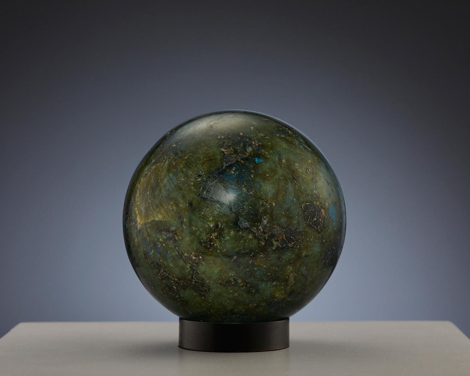Una splendida sfera di labradorite In condizioni ottime in vendita a London, GB
