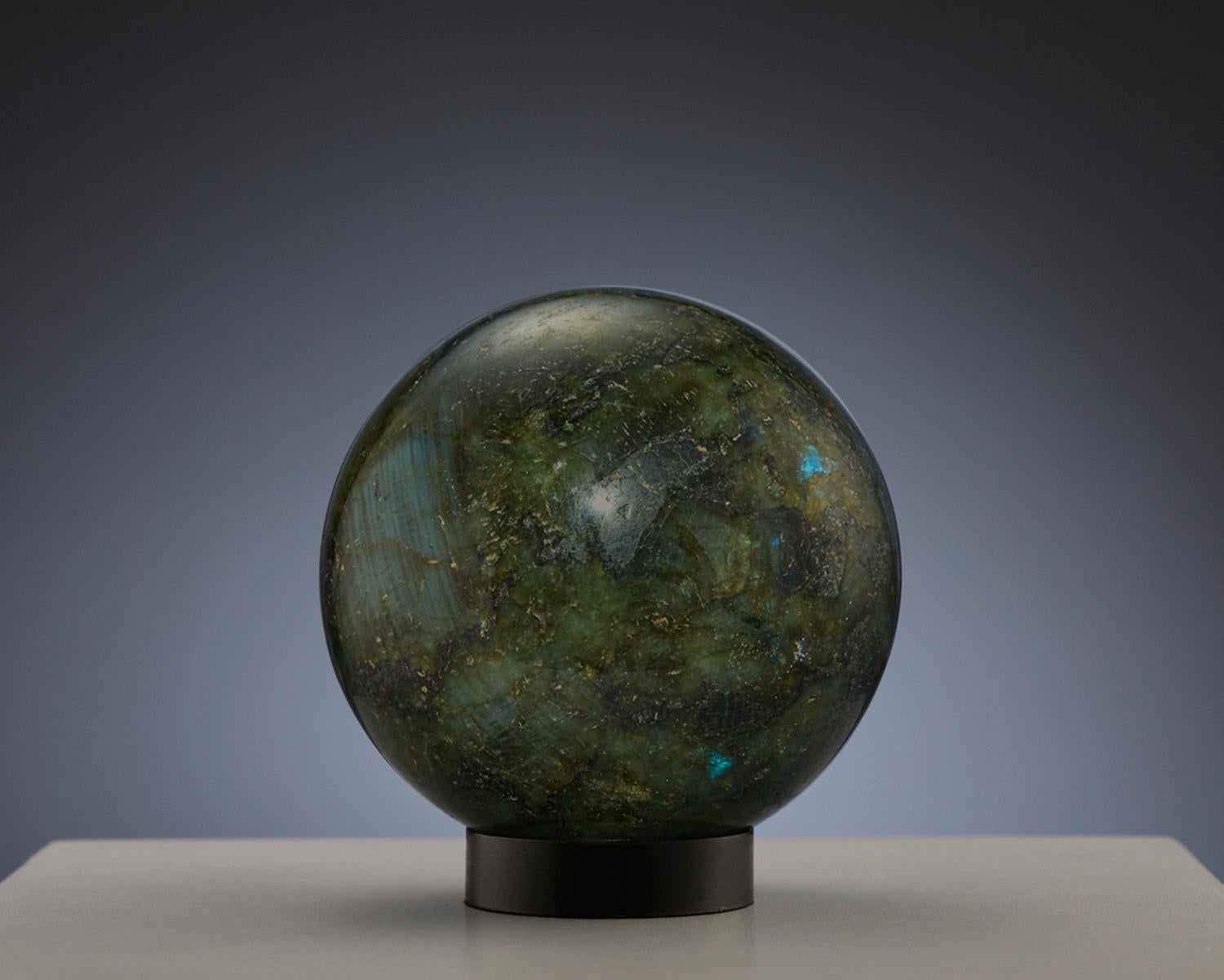Fino al XVIII secolo Una splendida sfera di labradorite in vendita