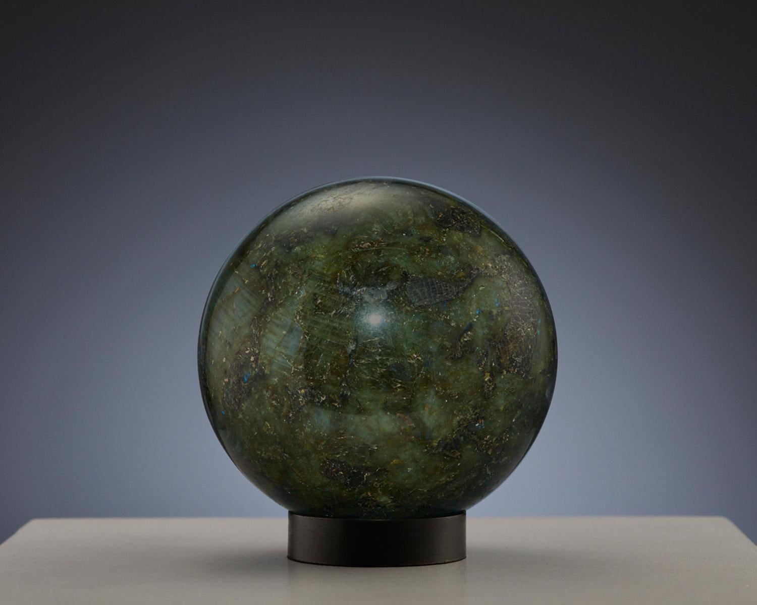 Cristallo Una splendida sfera di labradorite in vendita