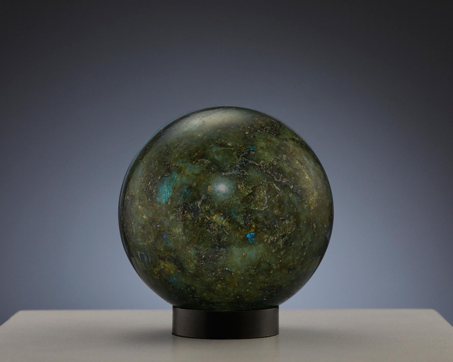 Una splendida sfera di labradorite in vendita 1