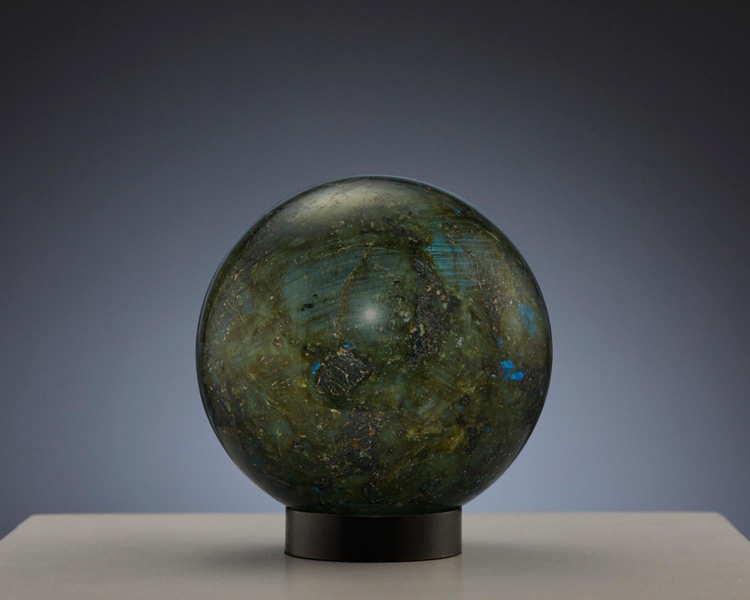 Una splendida sfera di labradorite in vendita 2