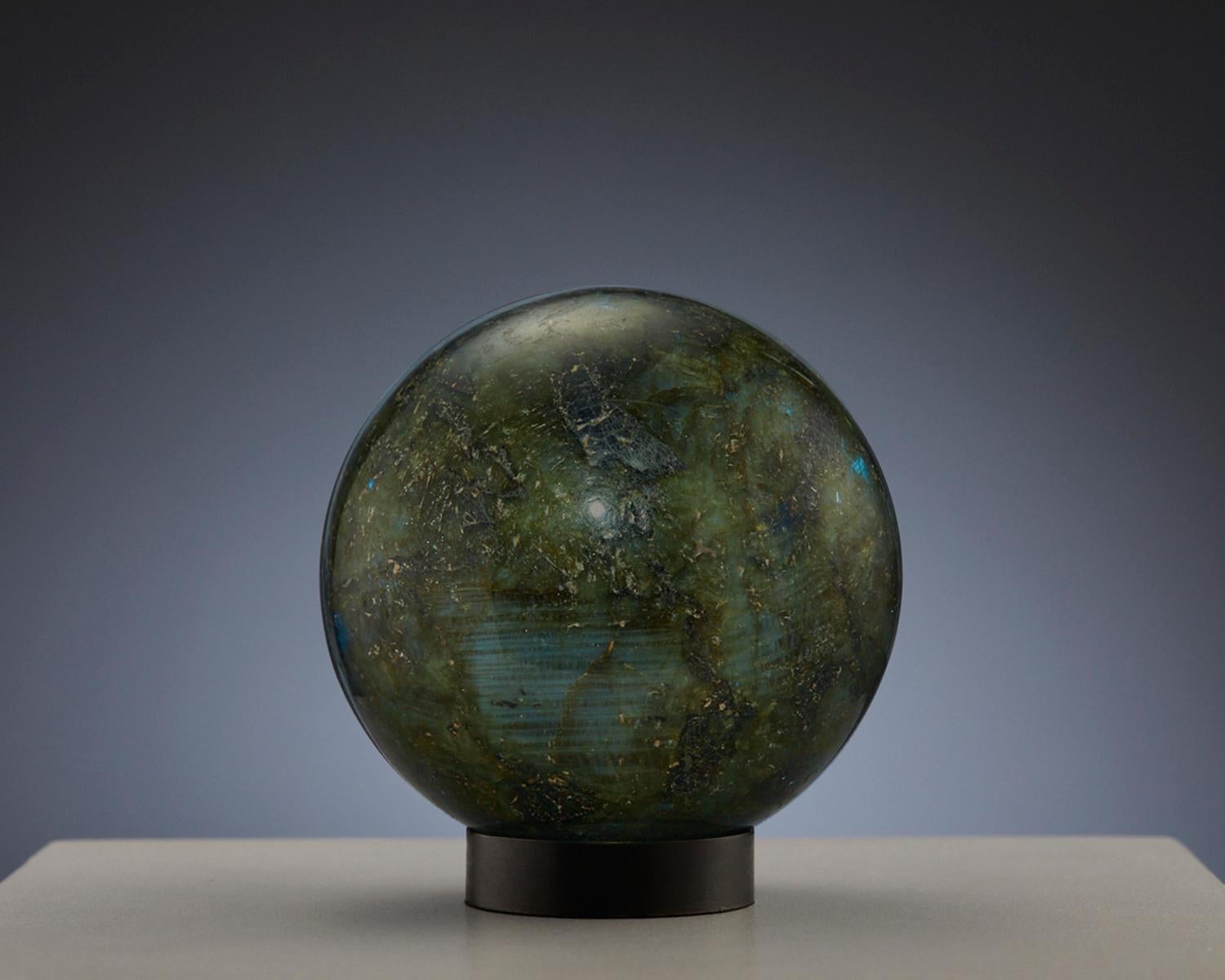 Una splendida sfera di labradorite in vendita 3