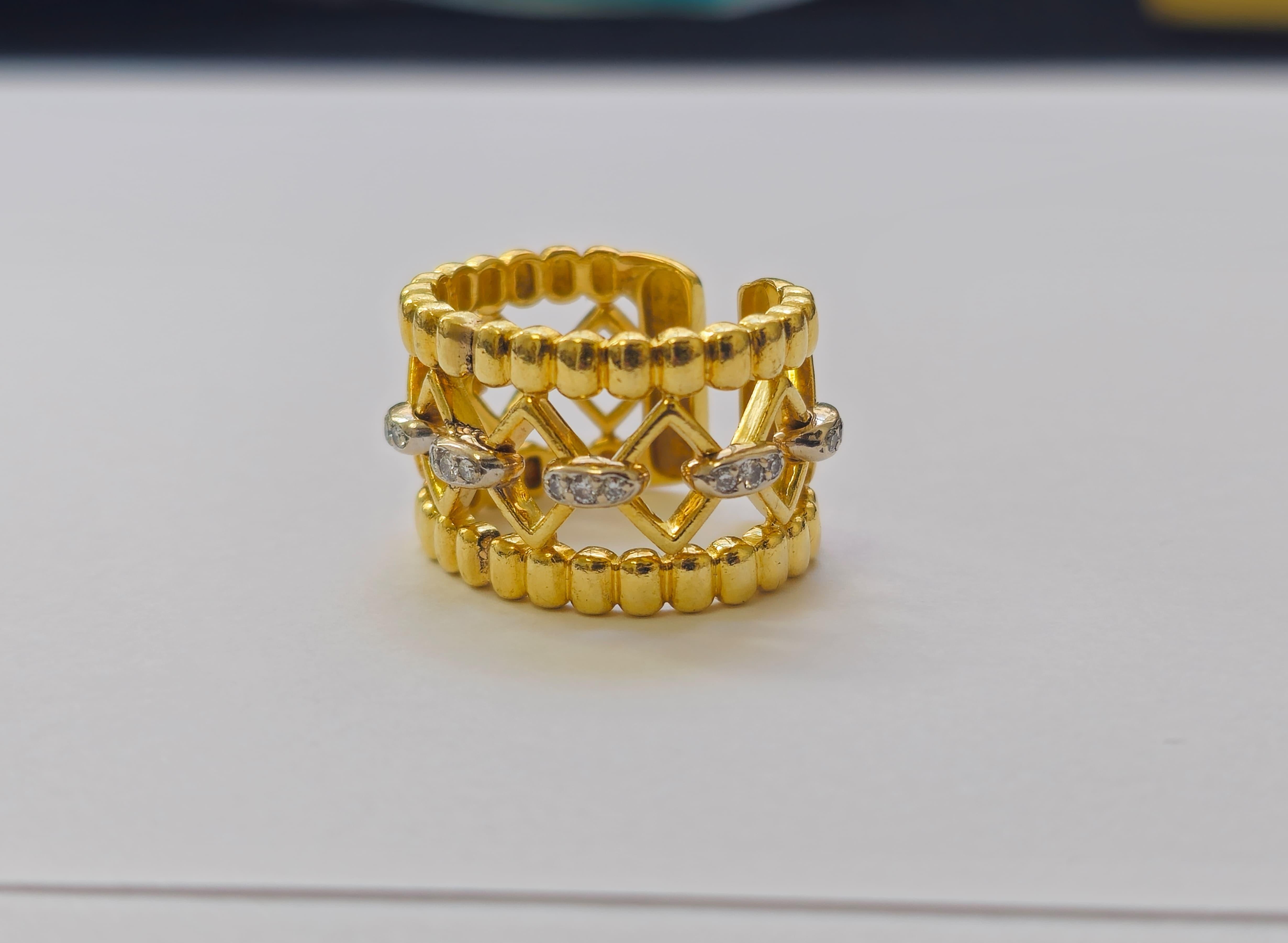 Round Cut Stunning Ladies Ring in 18K Yellow Gold For Sale