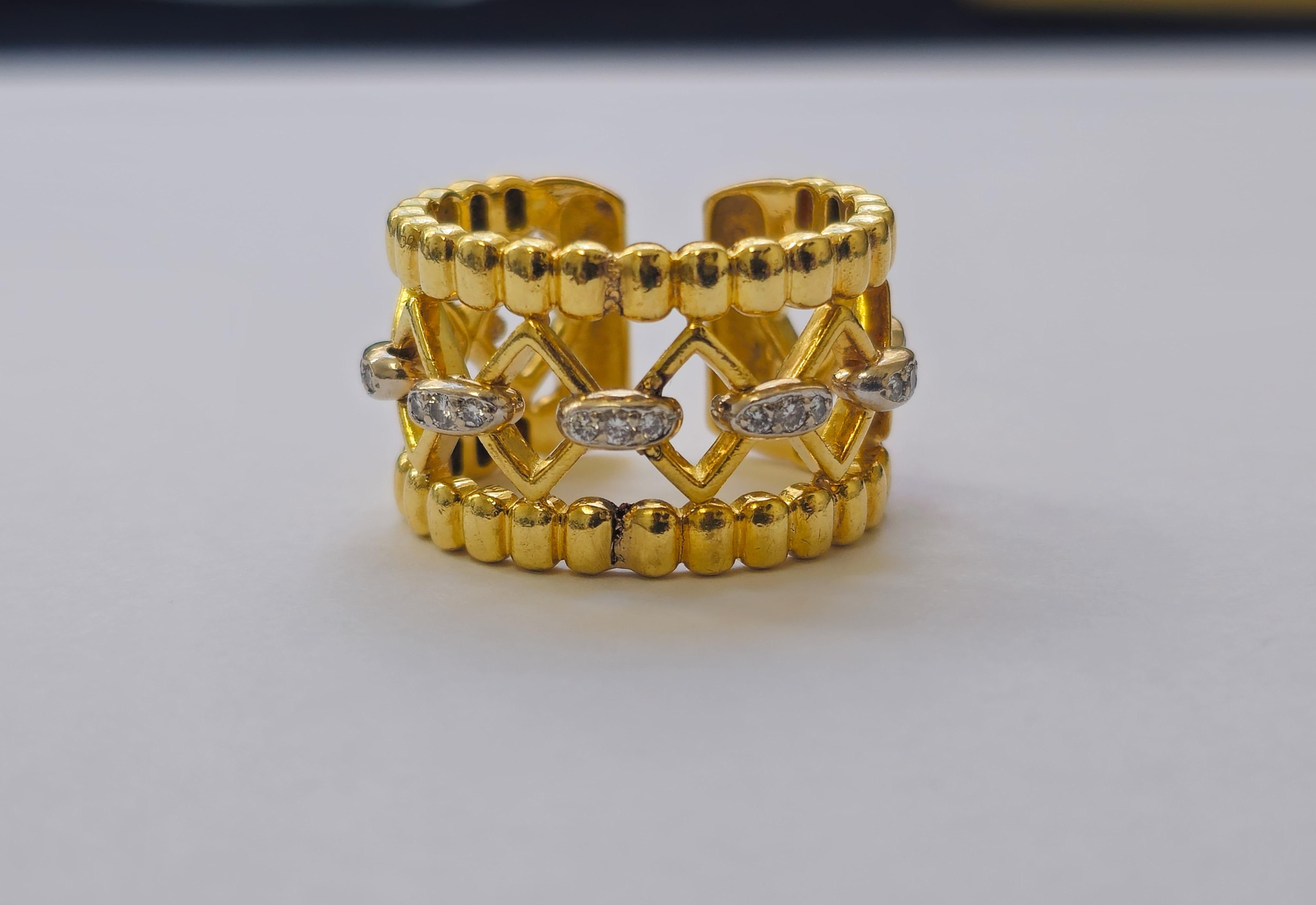 Stunning Ladies Ring in 18K Yellow Gold In Excellent Condition For Sale In Miami, FL