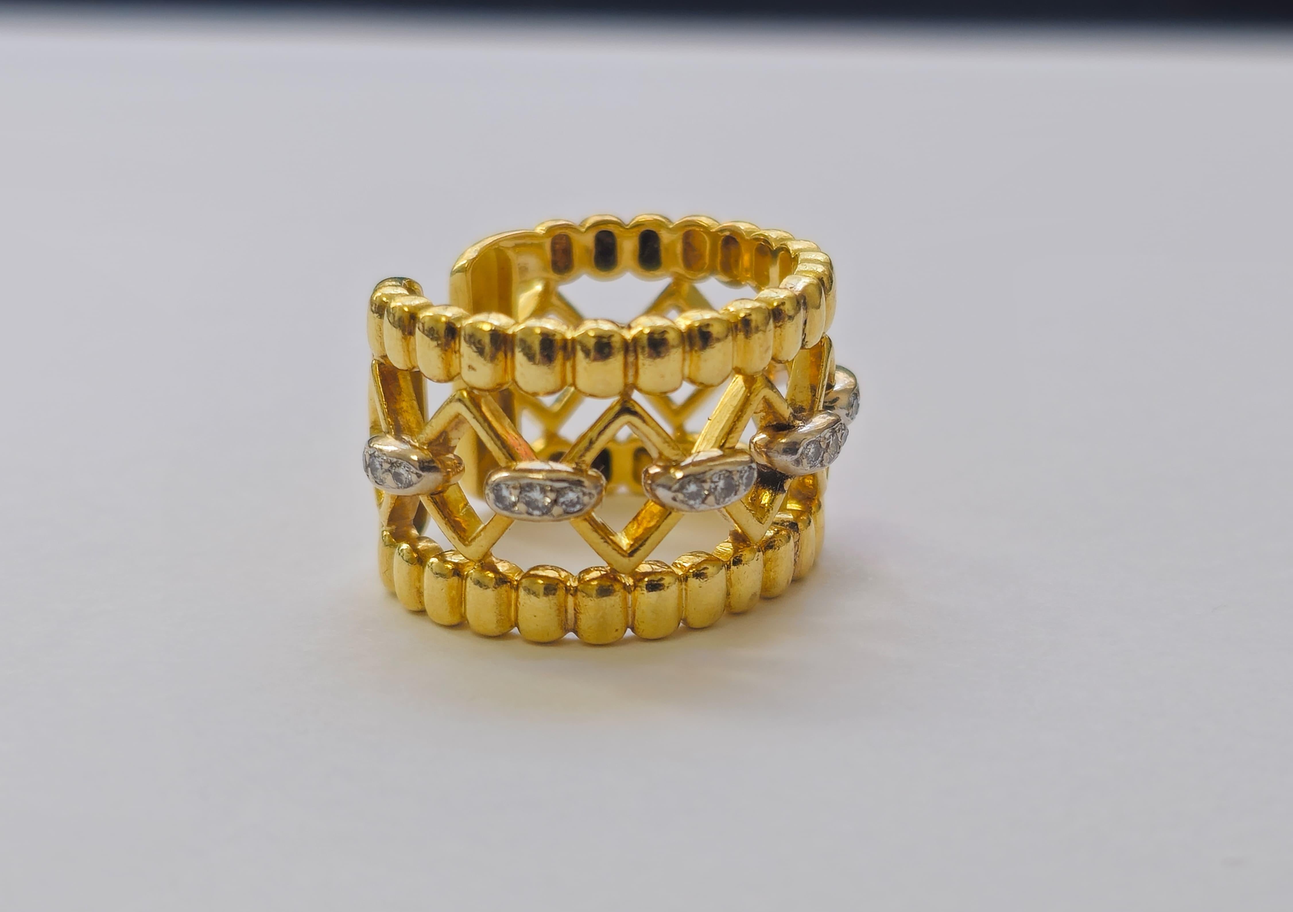 Women's Stunning Ladies Ring in 18K Yellow Gold For Sale