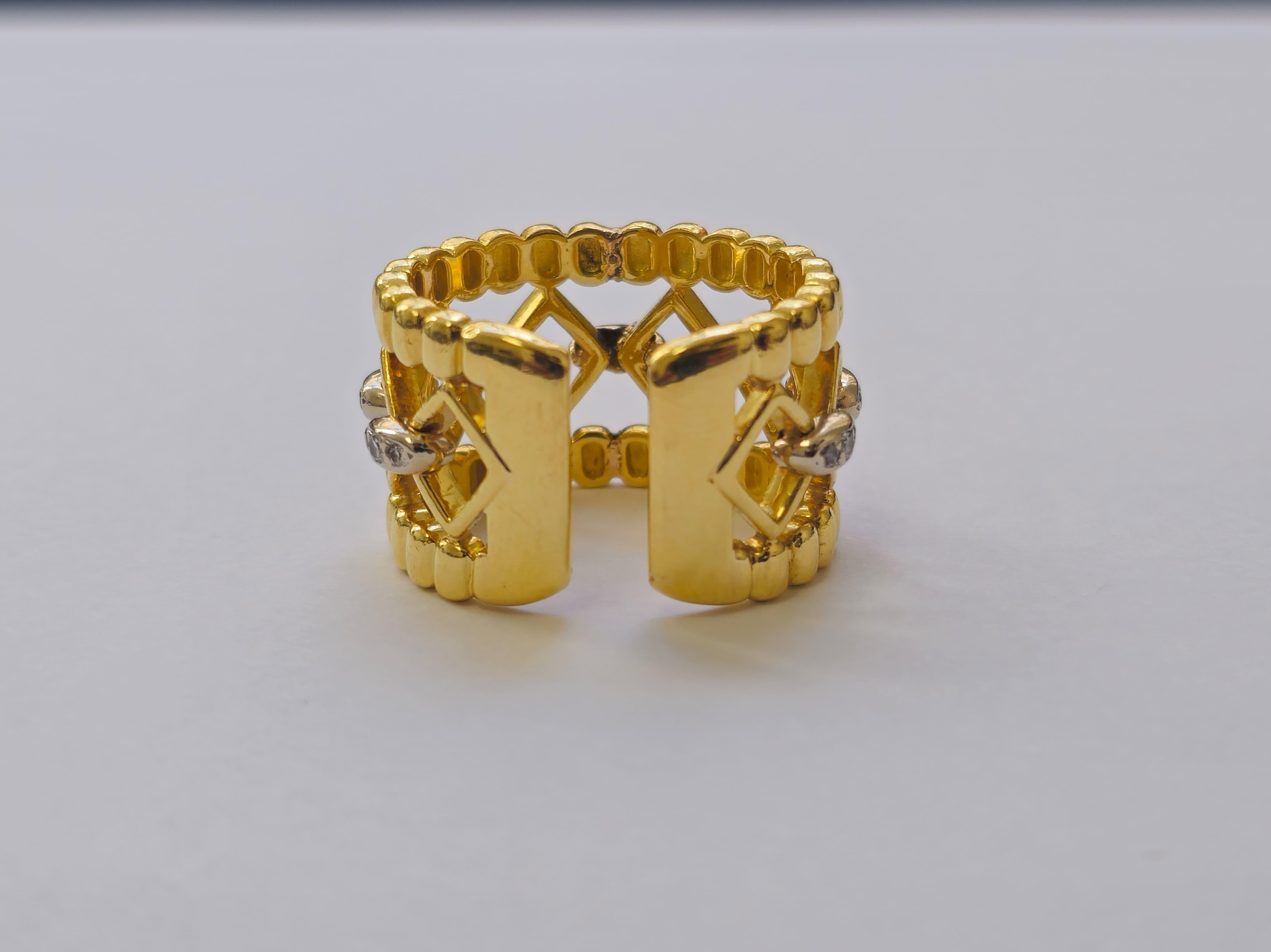 Stunning Ladies Ring in 18K Yellow Gold For Sale 1