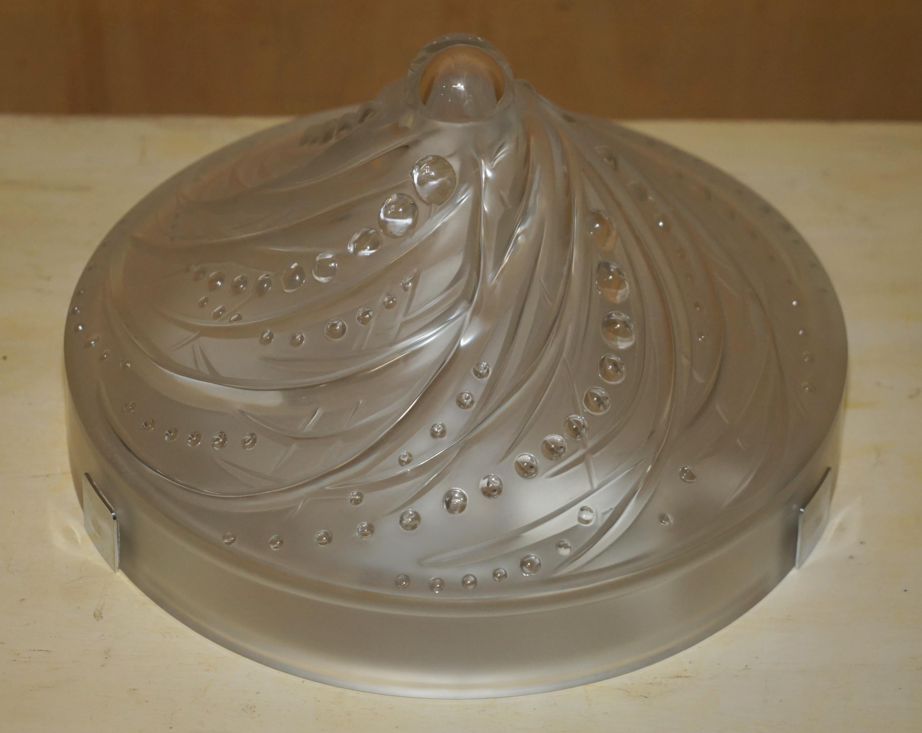 Fait main STUNNiNG LALIQUE CORALLINE CRYSTAL CEILING LIGHT BRAND NEW AND UNUSED en vente