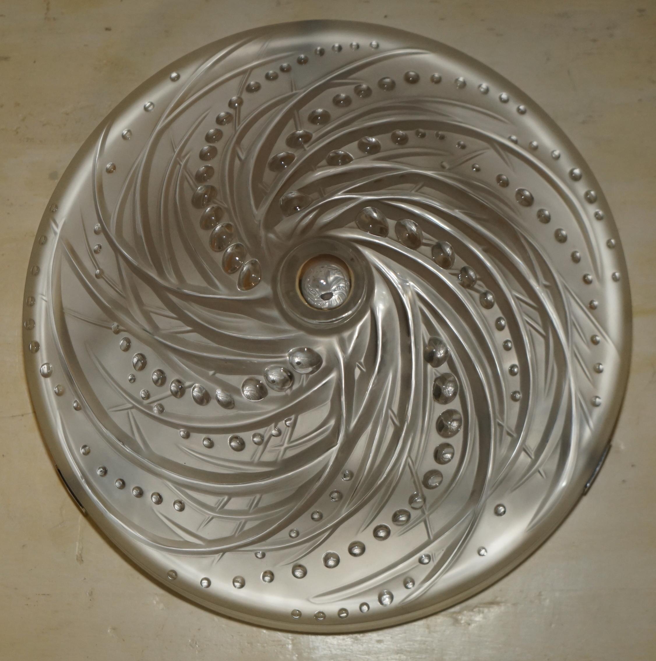 STUNNiNG LALIQUE CORALLINE CRYSTAL CEILING LIGHT BRAND NEW AND UNUSED Excellent état - En vente à West Sussex, Pulborough