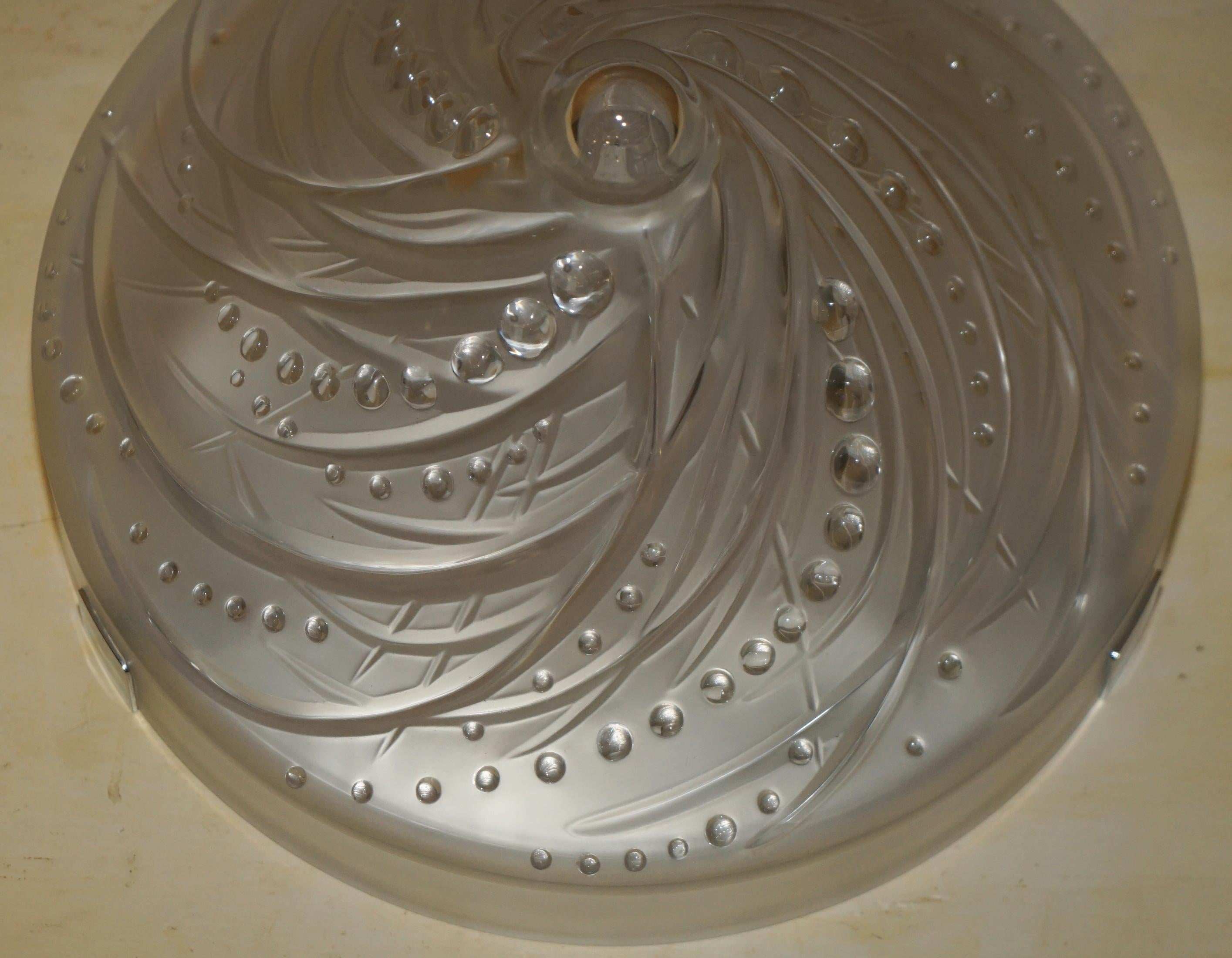 20ième siècle STUNNiNG LALIQUE CORALLINE CRYSTAL CEILING LIGHT BRAND NEW AND UNUSED en vente