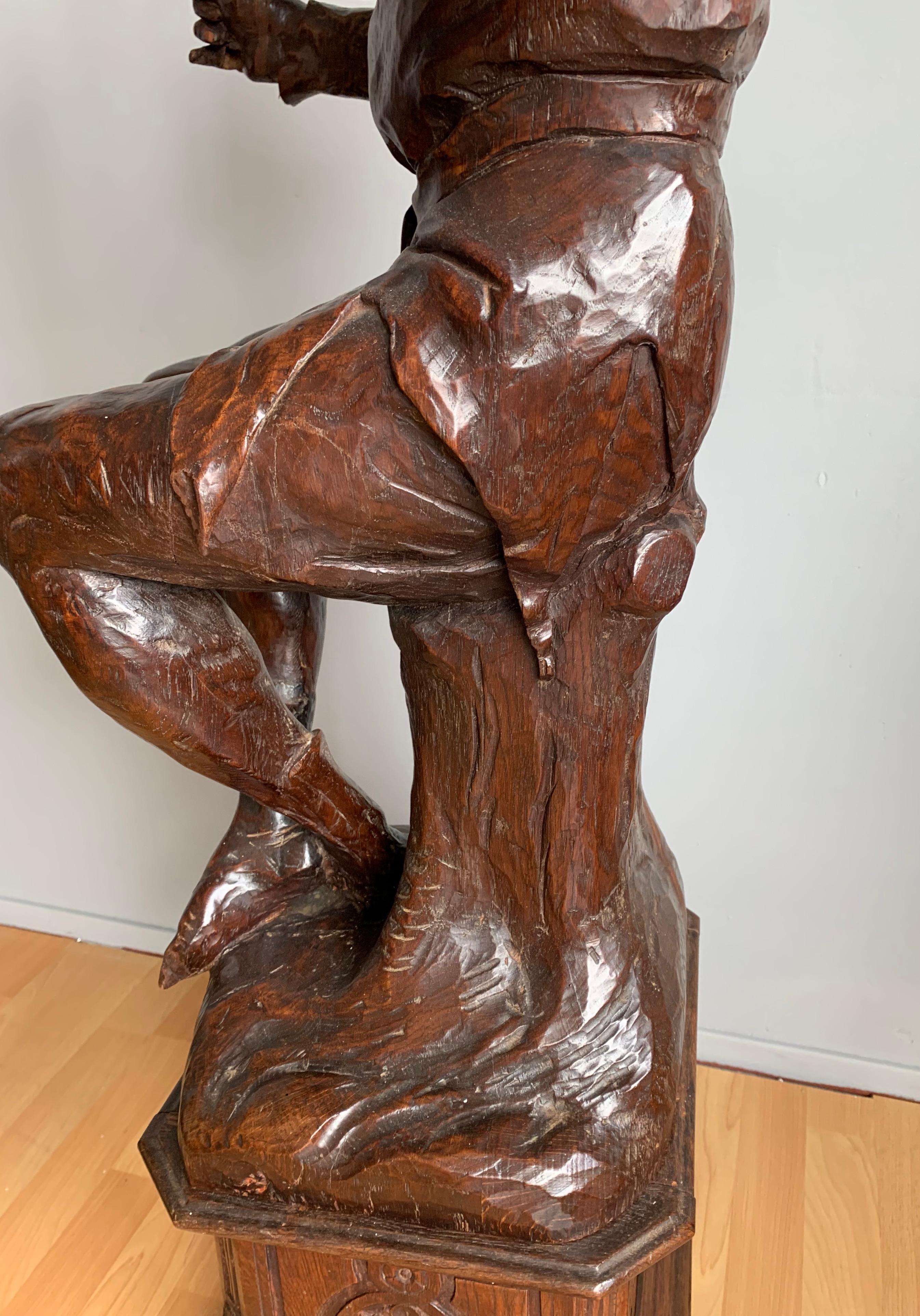 Atemberaubende, große und handgeschnitzte Hof Jester-Skulptur aus der Renaissance-Revival-Zeit im Angebot 12