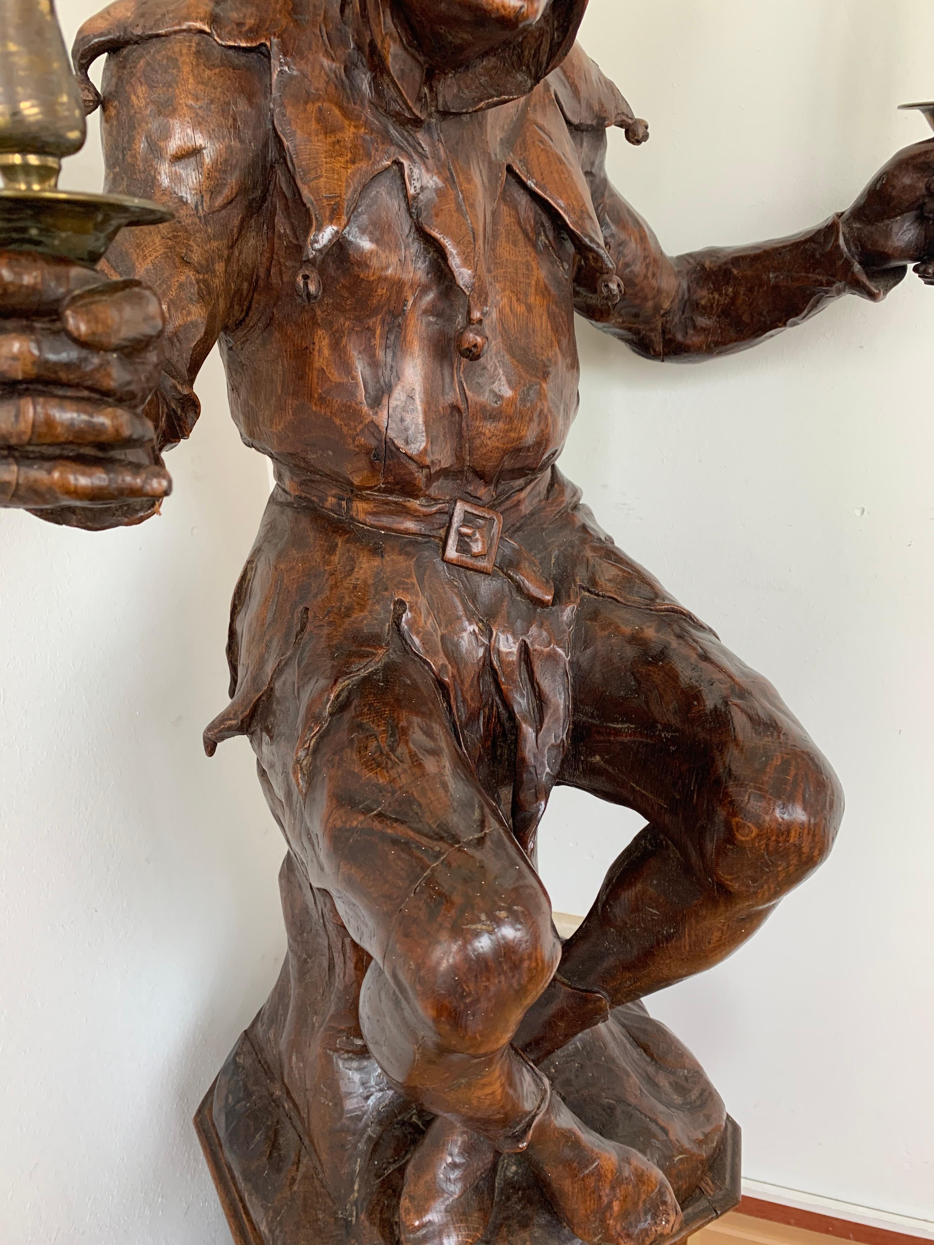 Atemberaubende, große und handgeschnitzte Hof Jester-Skulptur aus der Renaissance-Revival-Zeit (19. Jahrhundert) im Angebot