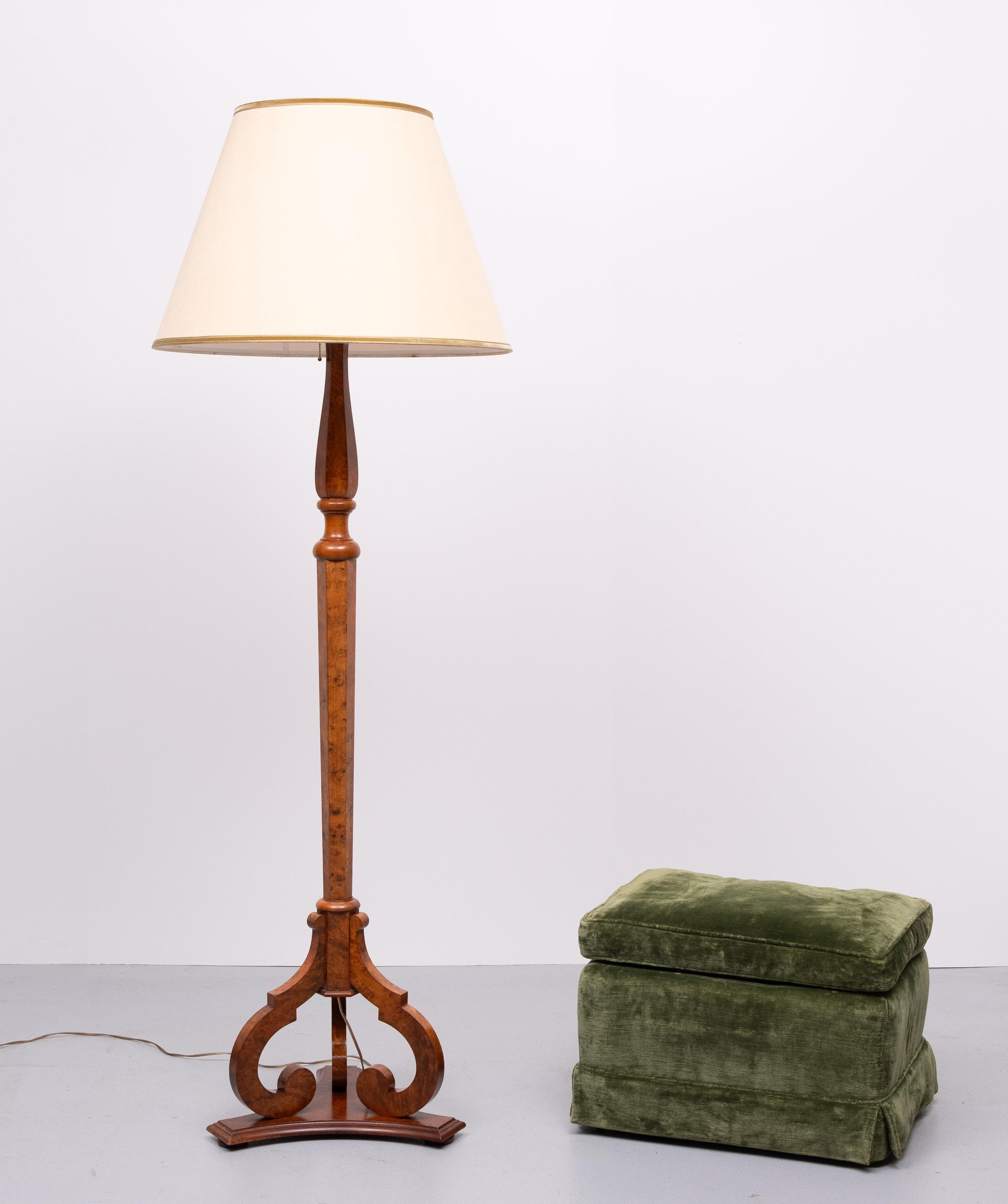 Stunning large Antique Biedermeier  Burl floor lamp . Germany For Sale 3