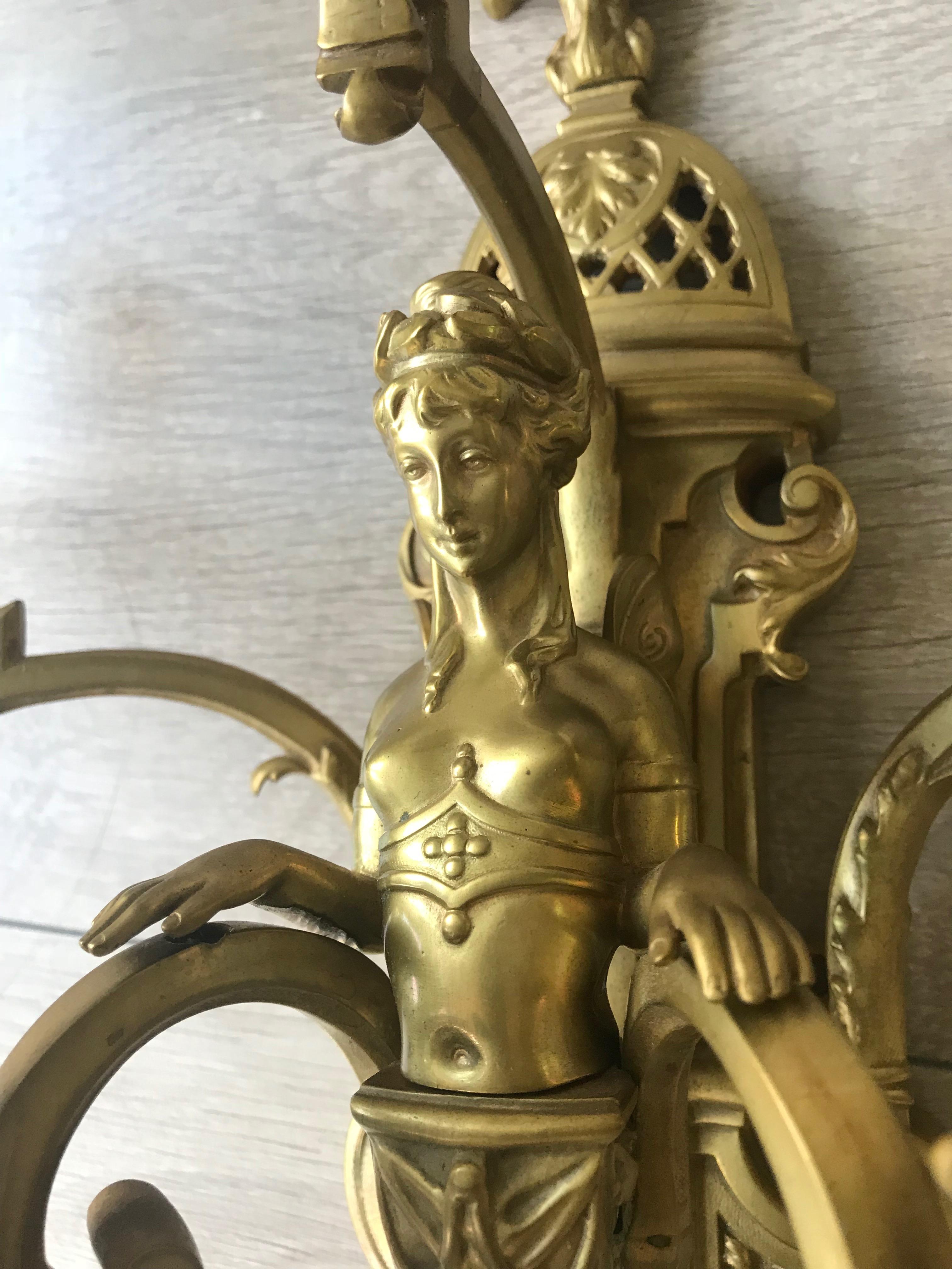Français Superbe et grande lampe murale / applique à bougie en bronze ancien avec sculpture de déesse en vente