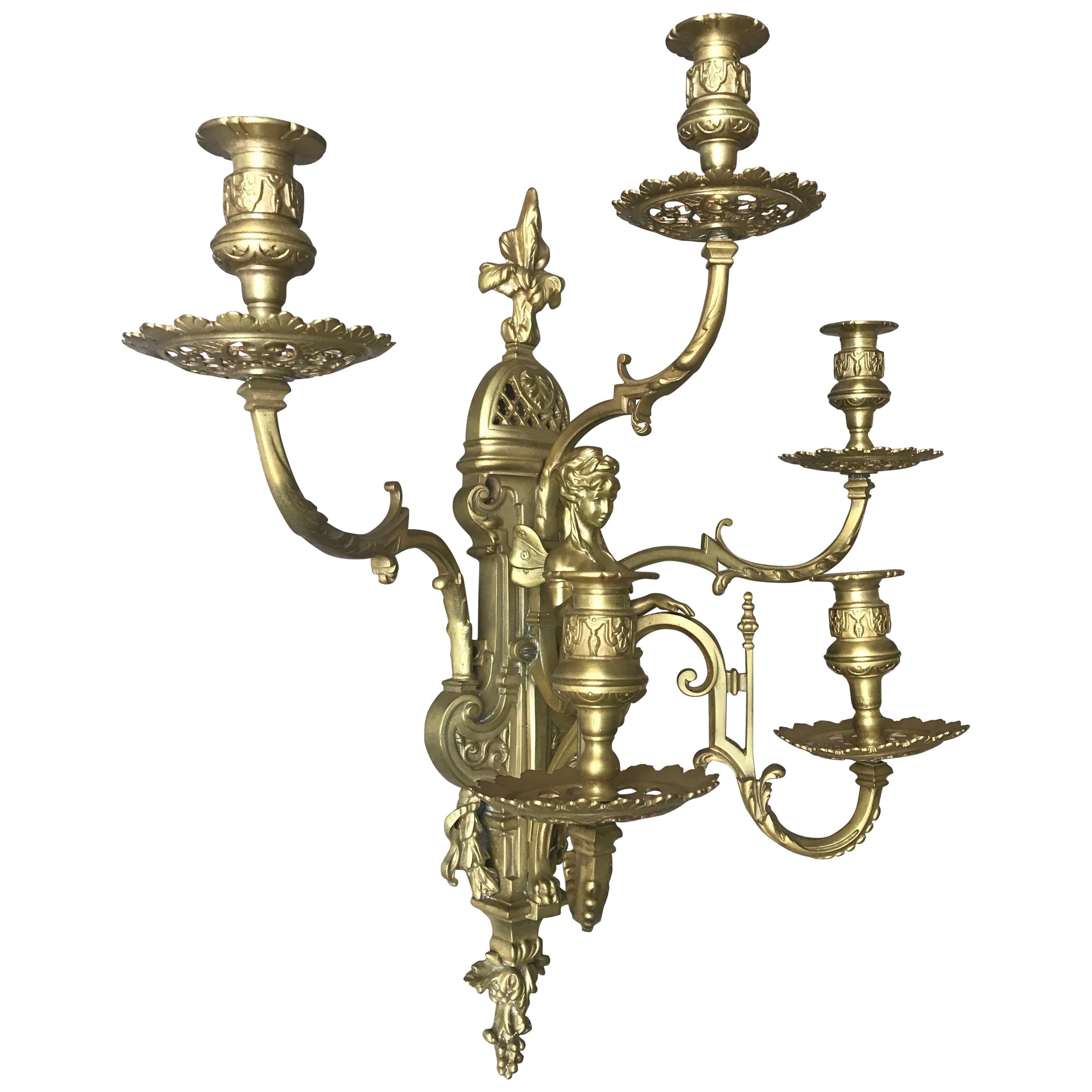 Superbe et grande lampe murale / applique à bougie en bronze ancien avec sculpture de déesse en vente