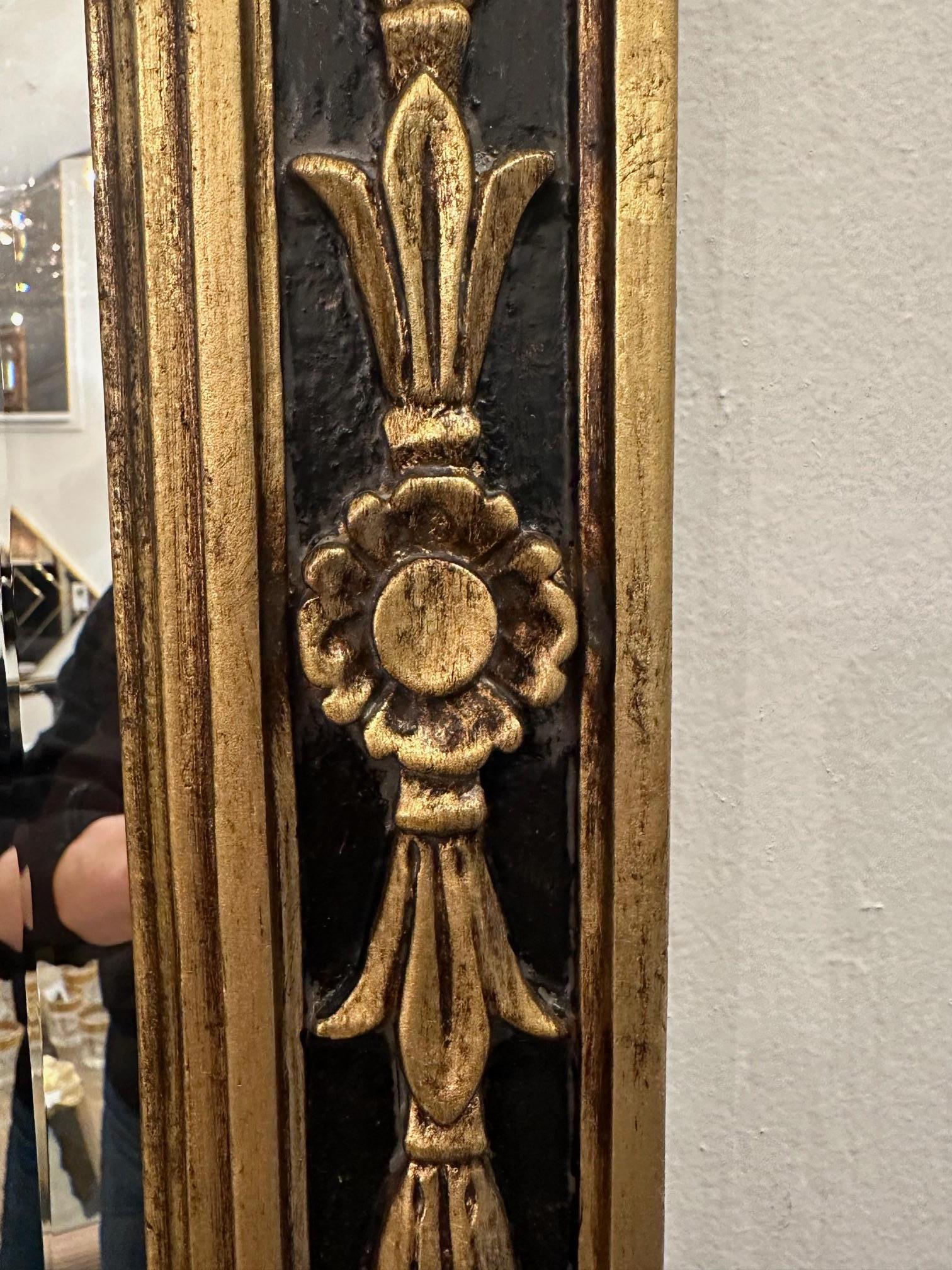 Atemberaubender großer schwarz-goldener Wandspiegel im neoklassischen Stil im Angebot 3