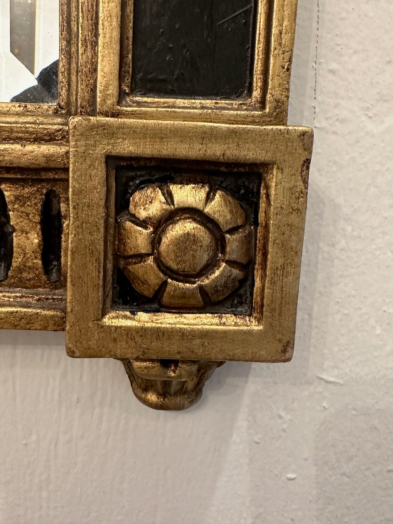 Schöner großer Wandspiegel im neoklassischen Stil mit auffälligem schwarz-goldenem Finish.