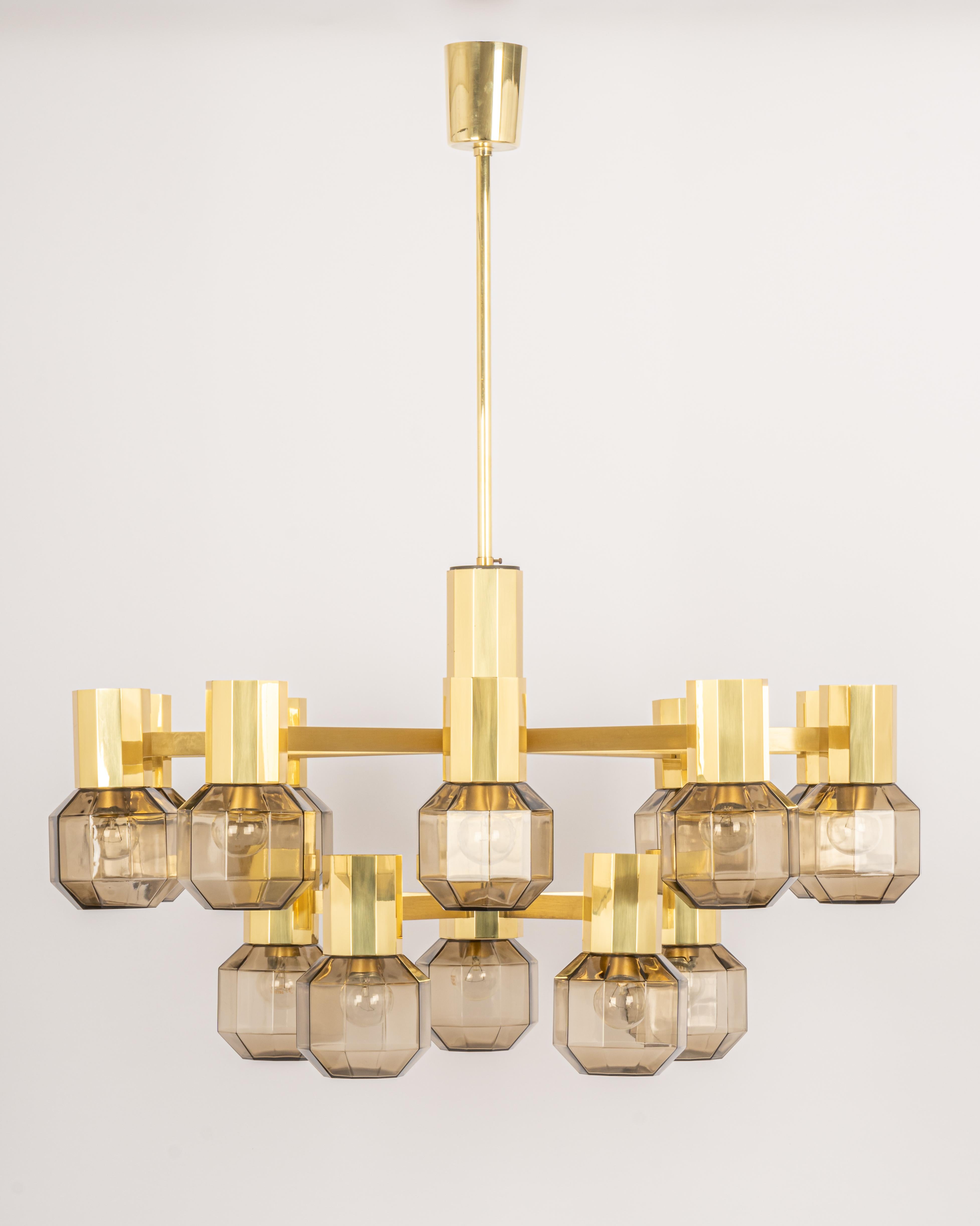 Stunning brass chandelier in the style of Sciolari.
Smoked glass in a very beautiful smokey brown color.
Made with brass, best of the 1970s.

High quality and in very good condition. Cleaned, well-wired and ready to use. 

The fixture requires