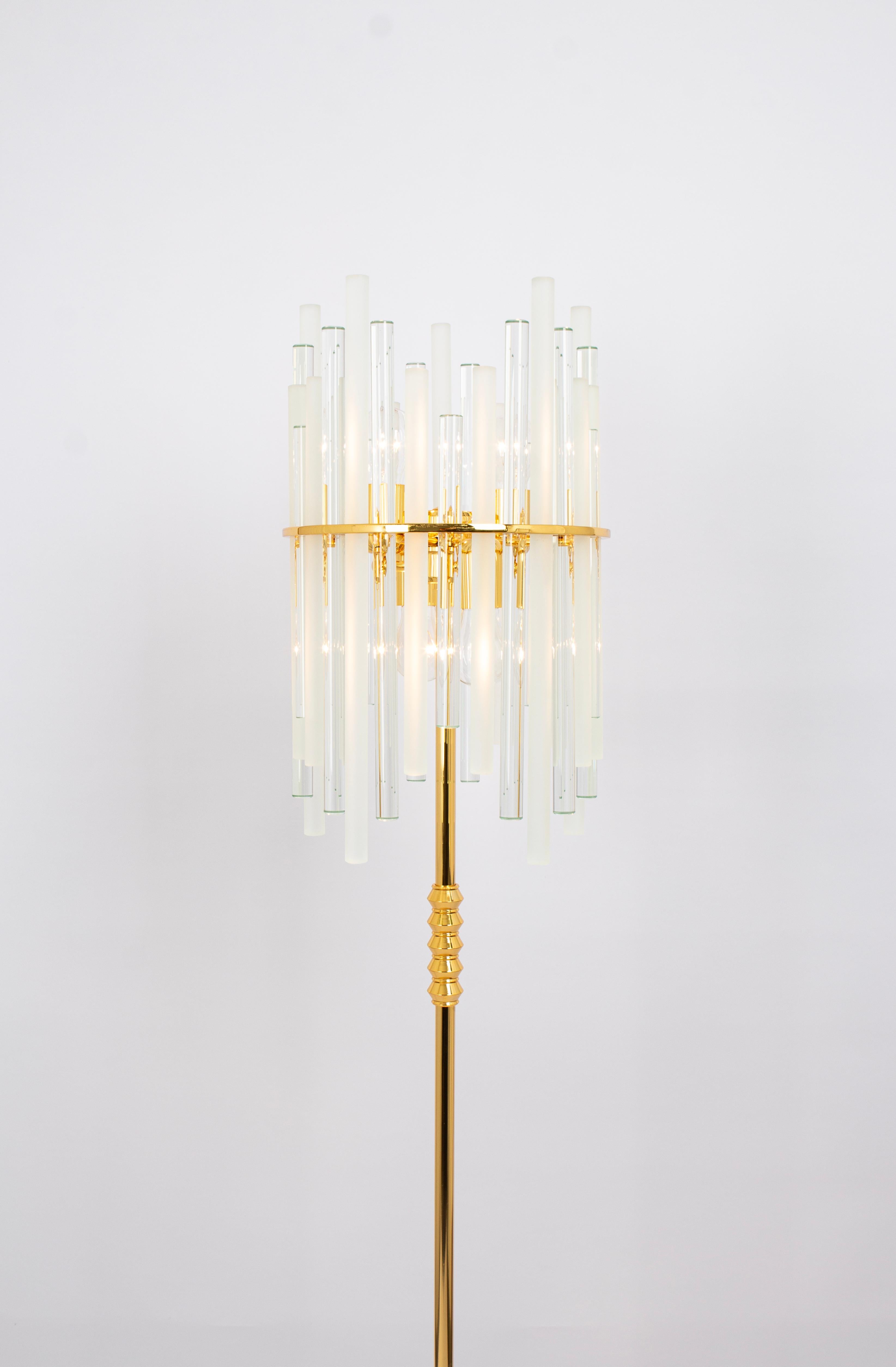 Stupenda grande lampada da terra in ottone con aste di cristallo di C.Palme , Germania, anni '70 in vendita 2