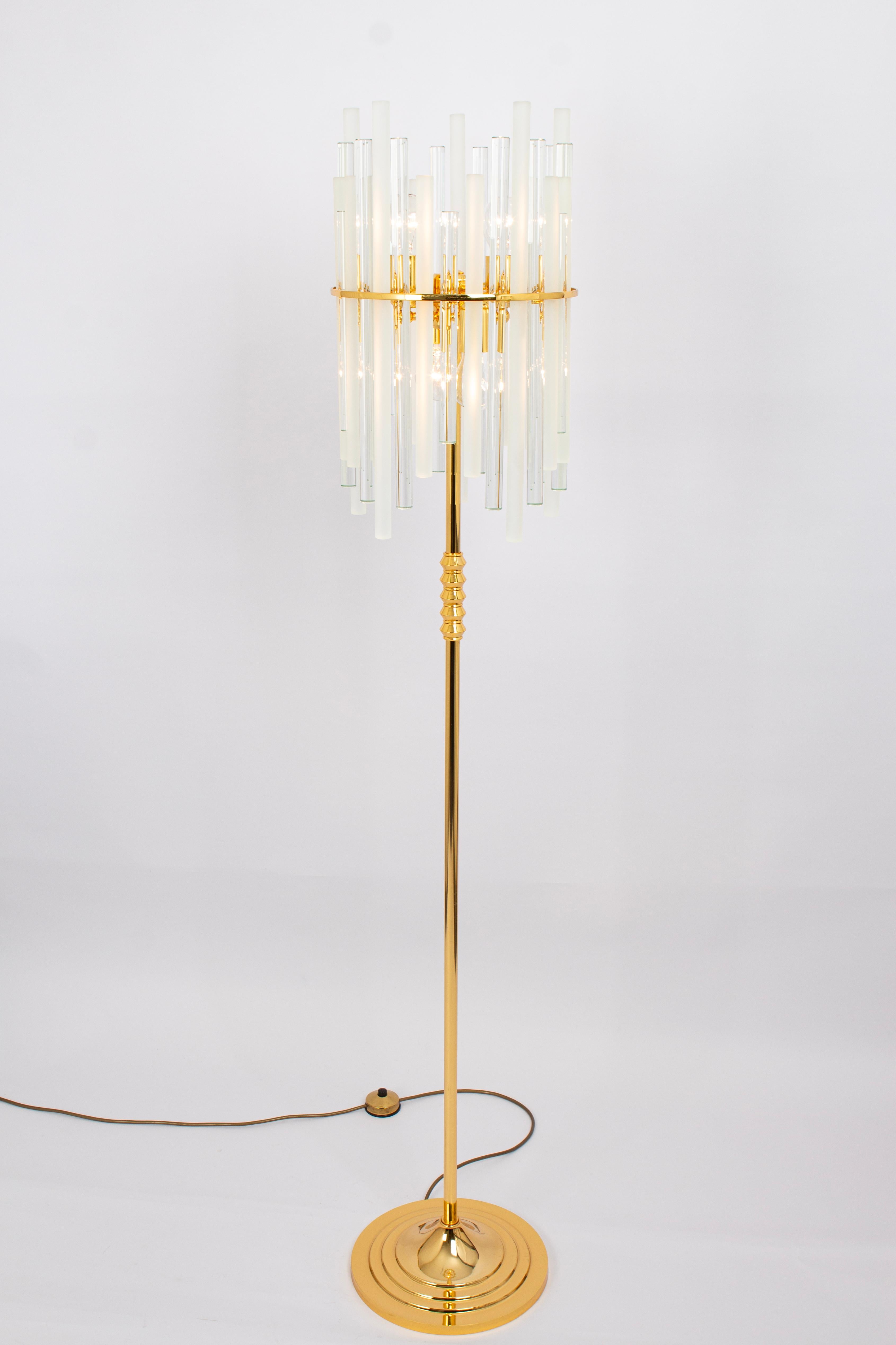 Splendida lampada da terra in ottone con aste di cristallo di Christoph Palme, realizzata in Germania negli anni '70.
È composto da diverse aste di cristallo su una struttura in ottone.
Un meraviglioso effetto di luce.
Di alta qualità e in ottime