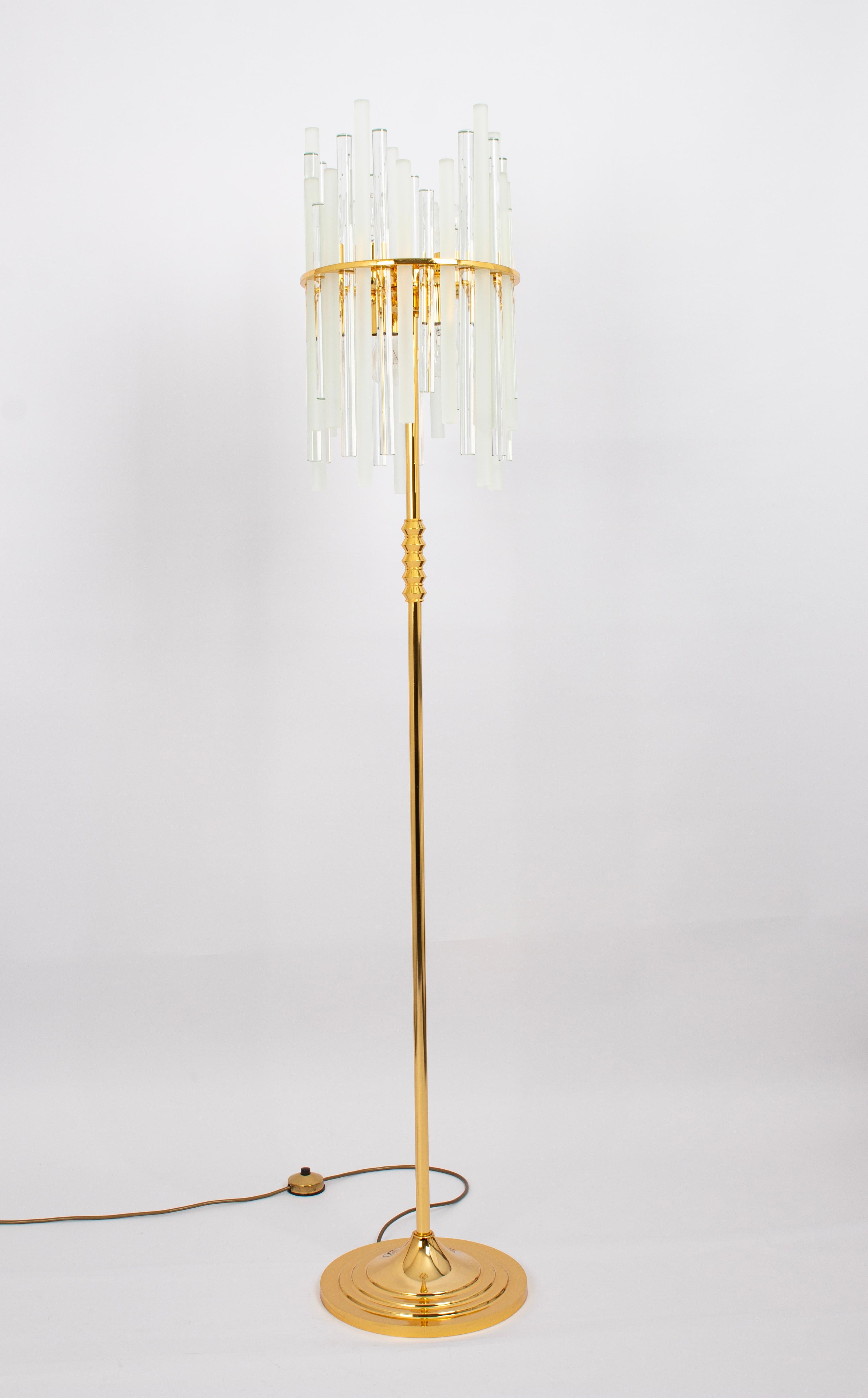 Tedesco Stupenda grande lampada da terra in ottone con aste di cristallo di C.Palme , Germania, anni '70 in vendita