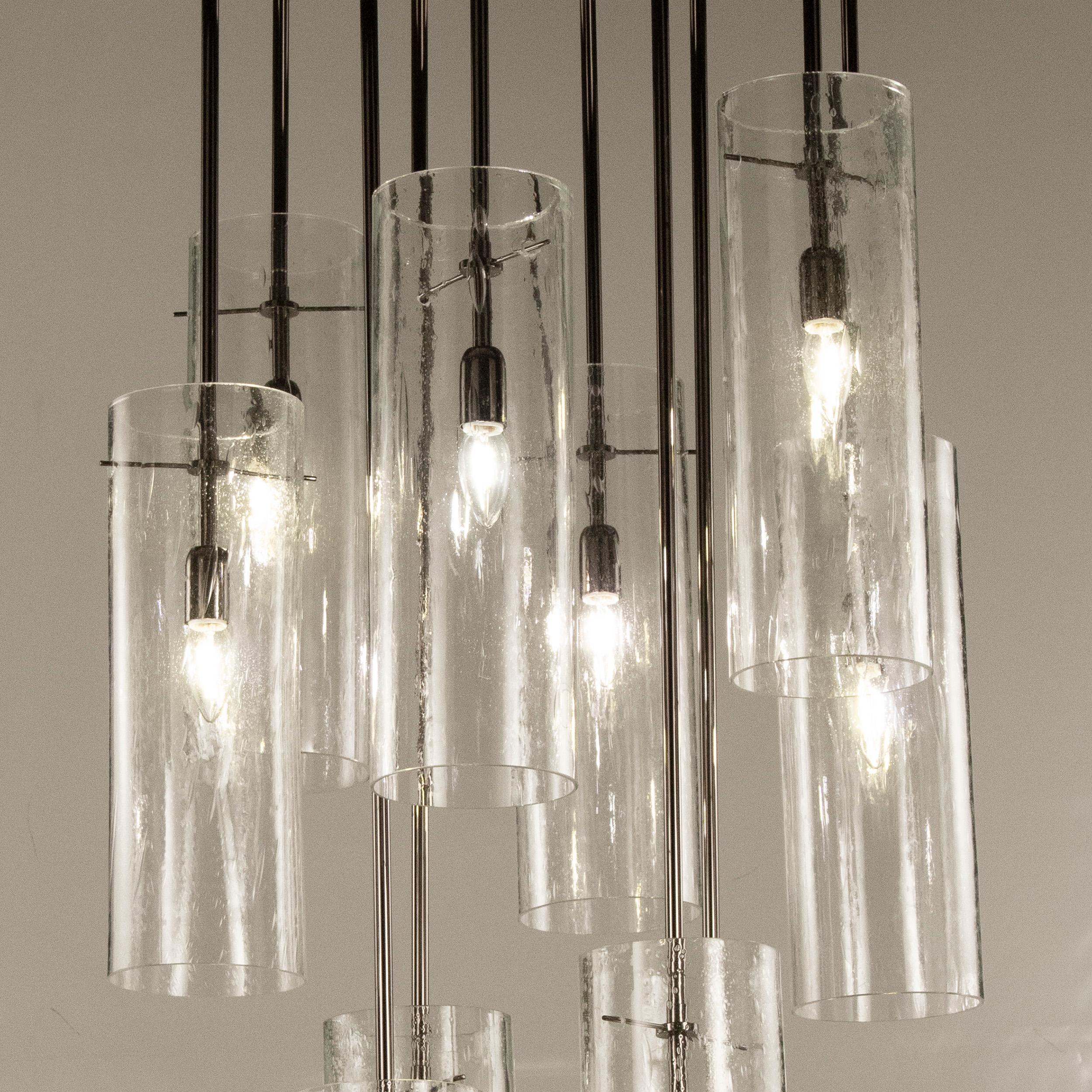 Maravillosa lámpara de techo con cilindros suspendidos de cristal de Murano hechos a mano, altura 150 cm, diseño de araña Hecho en Italia.
Cada vaso se sopla a mano y su particular textura se denomina 