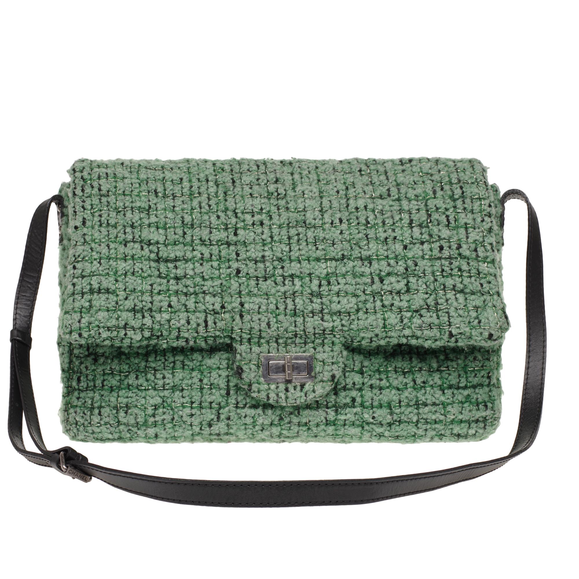 Large Chanel 2.55 green tweed bag, 1 adjustable black leather shoulder strap, 1 patch pocket on the back, flap closure with silver metal swivel clasp, 1 compartment with 2 patch pockets and 1 patch pocket.
Dimensions: 37* 27 * 10 cm.
shoulder strap: