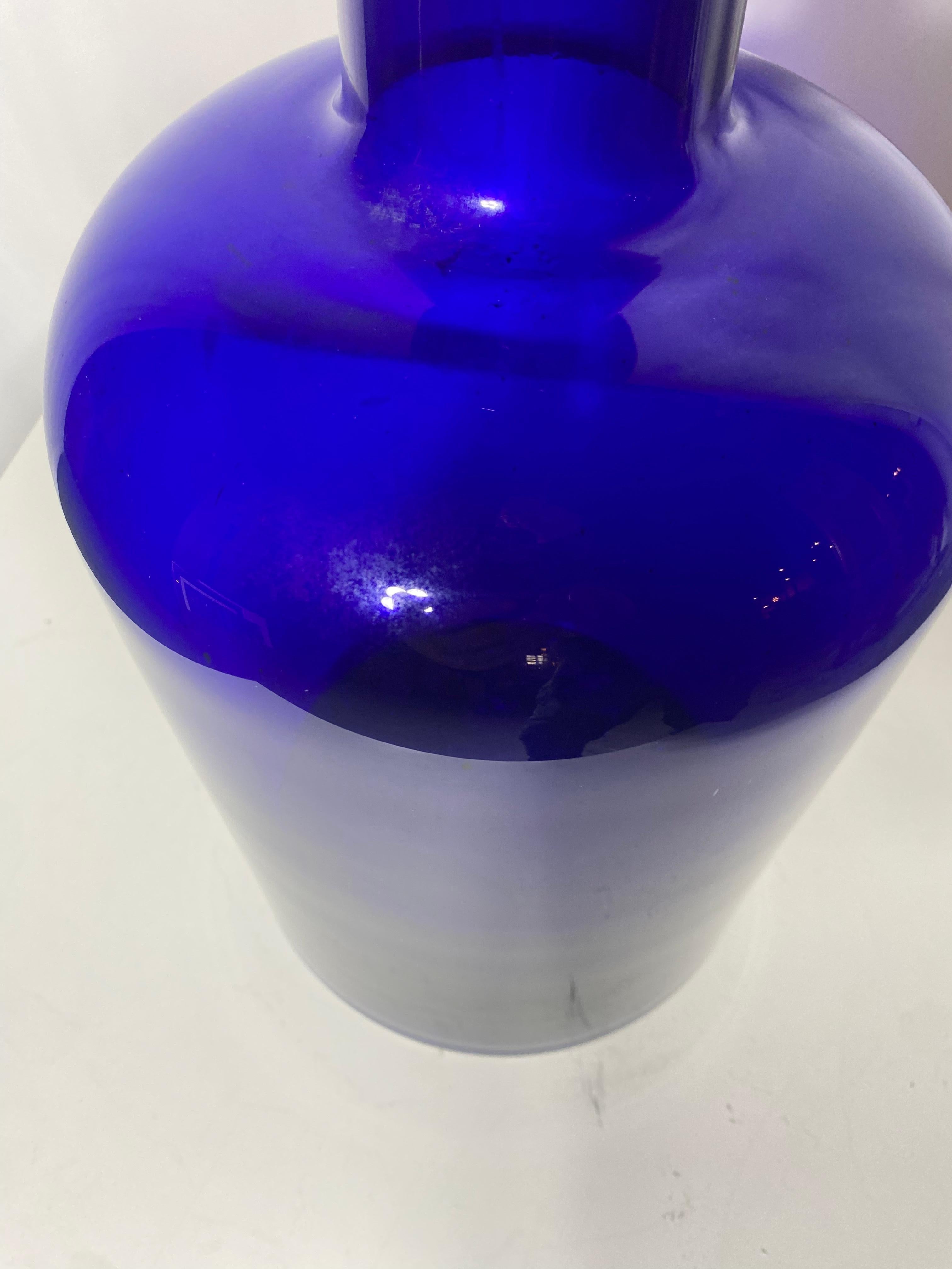 Danois Superbe grand vase bleu cobalt d'Otto Brauer, Holmegaard / Danemark en vente