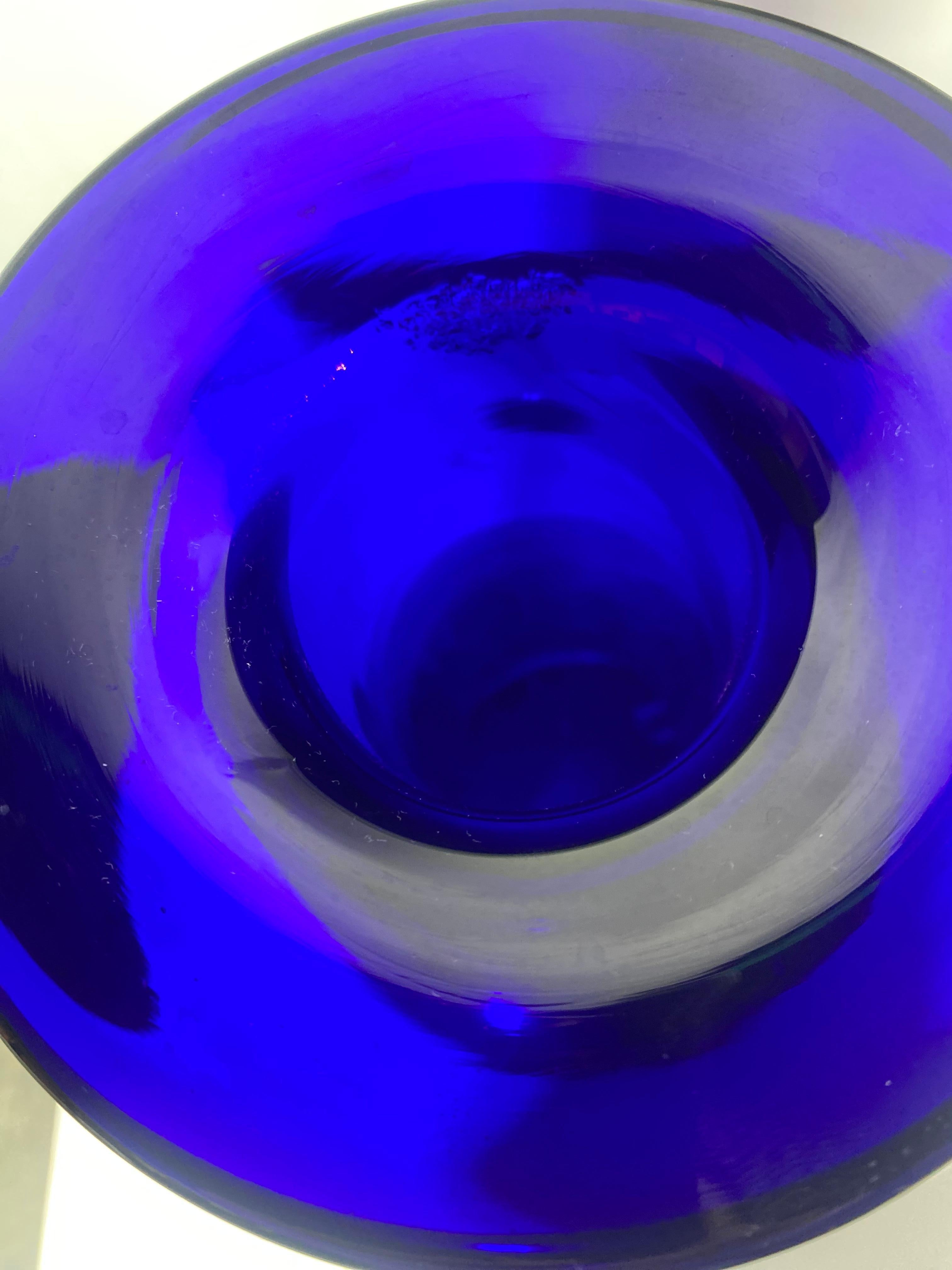 Fait main Superbe grand vase bleu cobalt d'Otto Brauer, Holmegaard / Danemark en vente