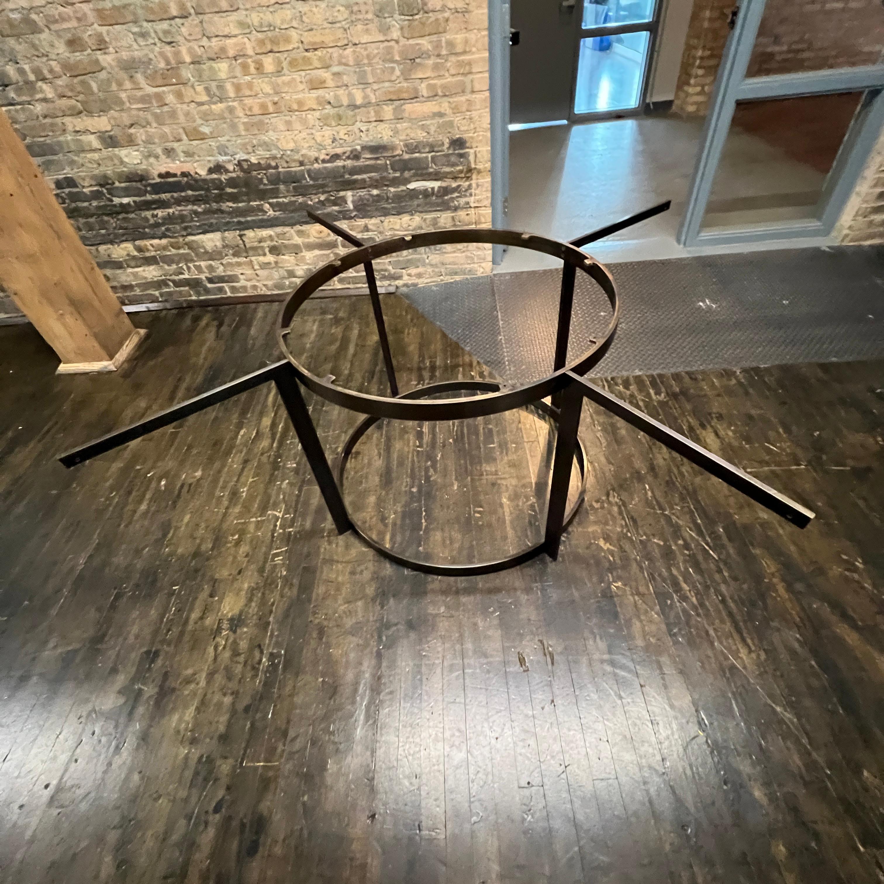 Superbe et impressionnante table de salle à manger en bronze sur un piédestal ouvert avec un plateau en laque rouge (bois).  Cette pièce étonnante a été fabriquée sur mesure pour une résidence de la Gold Coast de Chicago.  Il s'inspire librement
