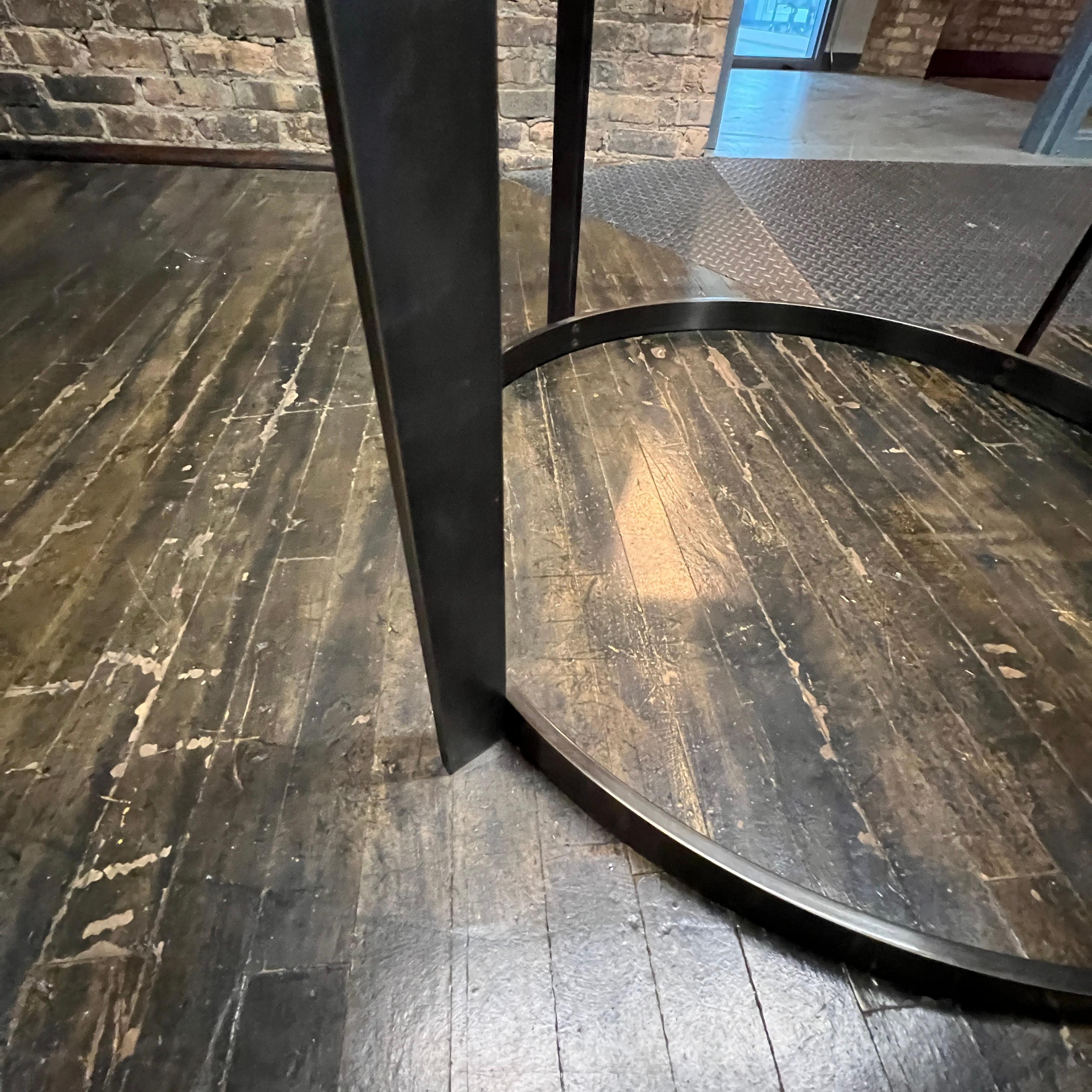 Américain Superbe table de salle à manger ronde personnalisée de style Art déco en bronze et laque rouge en vente