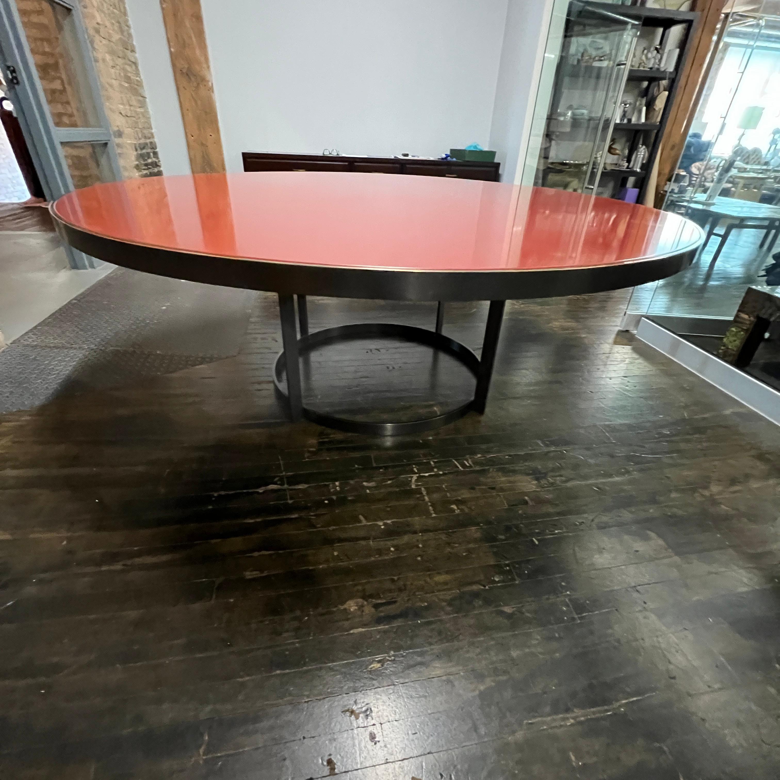 XXIe siècle et contemporain Superbe table de salle à manger ronde personnalisée de style Art déco en bronze et laque rouge en vente