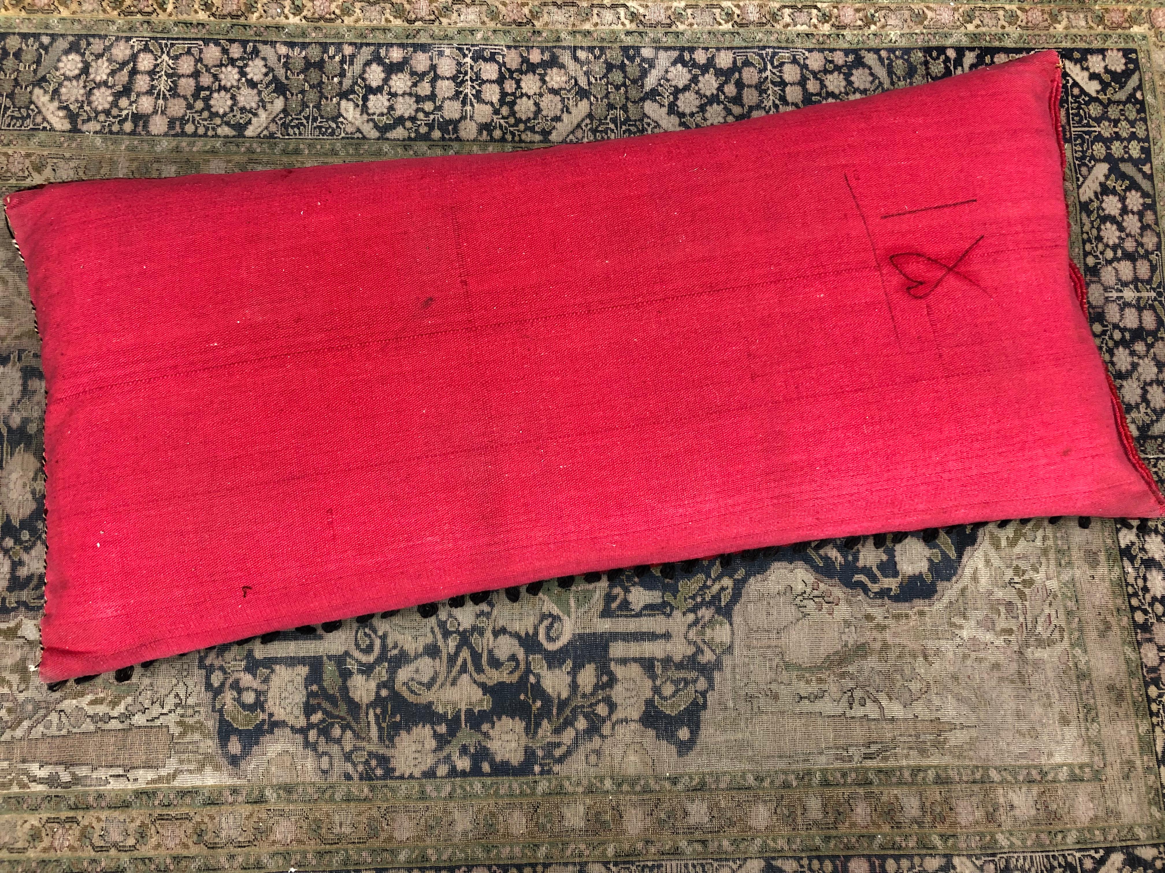 Metà XX secolo Stupendo cuscino personalizzato di grandi dimensioni ricavato da un tappeto berbero vintage in lana rivestito a mano in vendita