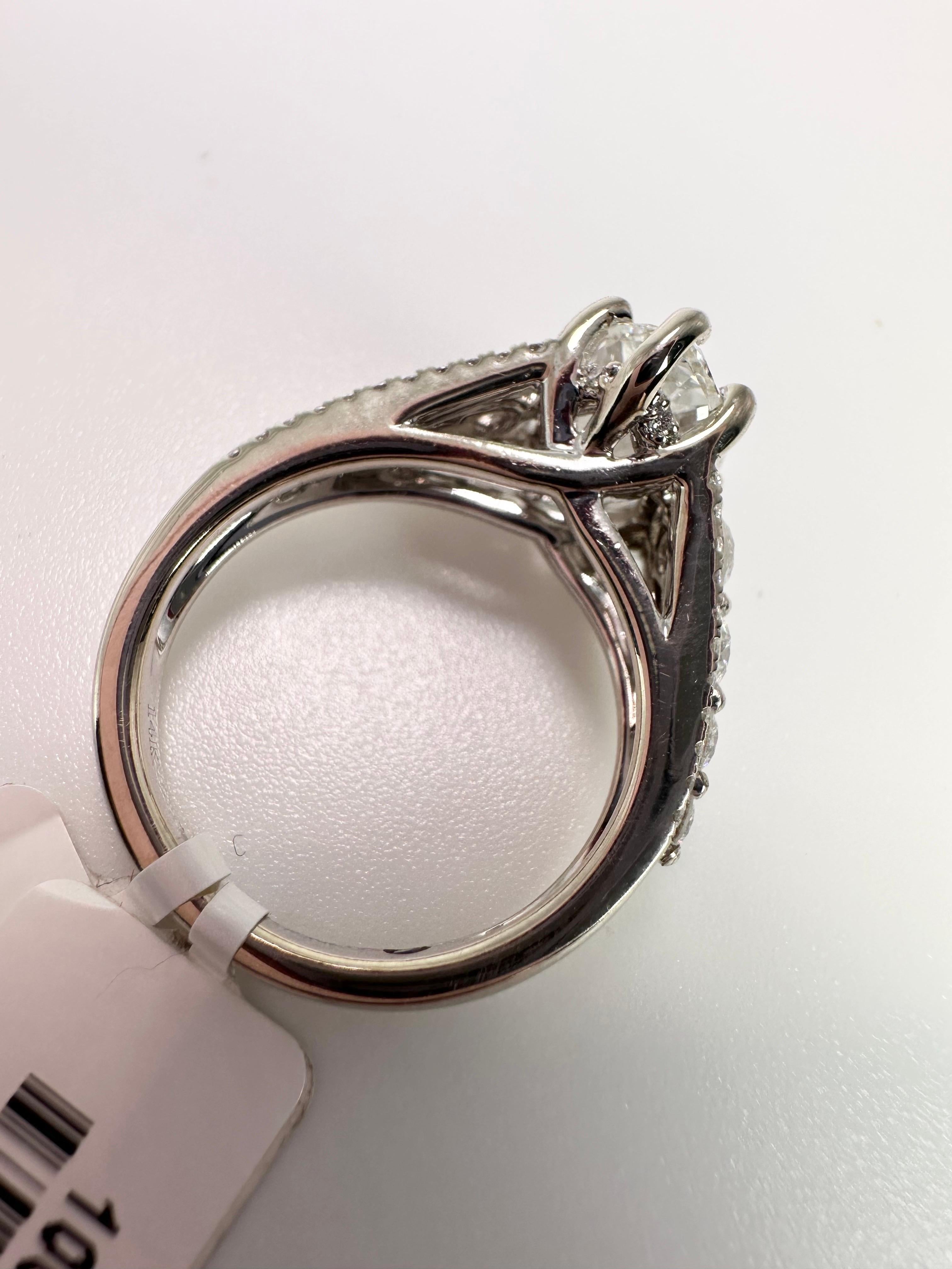 Stunning large diamond ring platinum In New Condition For Sale In Jupiter, FL