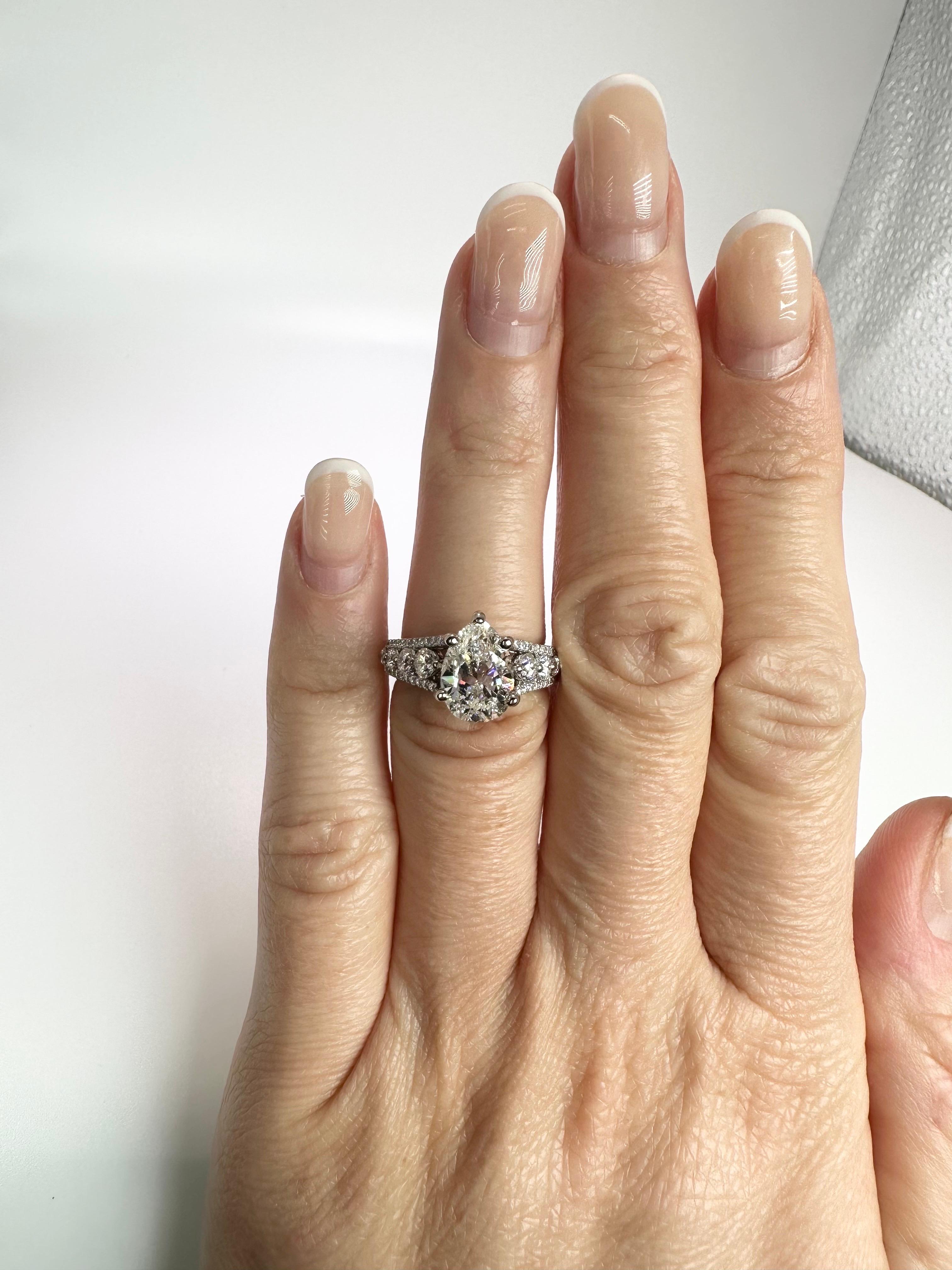 Women's or Men's Stunning large diamond ring platinum For Sale