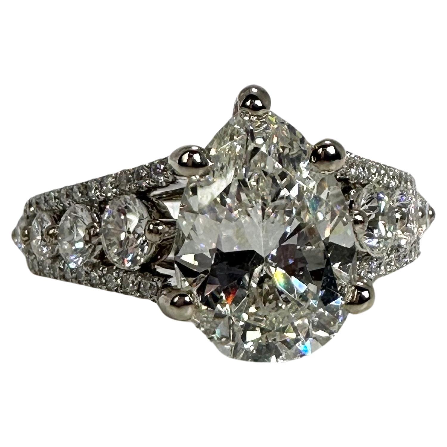 Stunning large diamond ring platinum For Sale