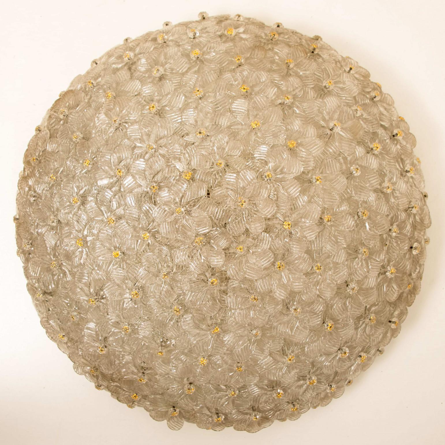 Ce très grand plafonnier élégant ou encastré est composé de dizaines de petites roses en verre précieux de Murano avec des inclusions d'or apposées sur un cadre en maille métallique peinte en blanc. Illumine magnifiquement.

En bon état. Nettoyé et