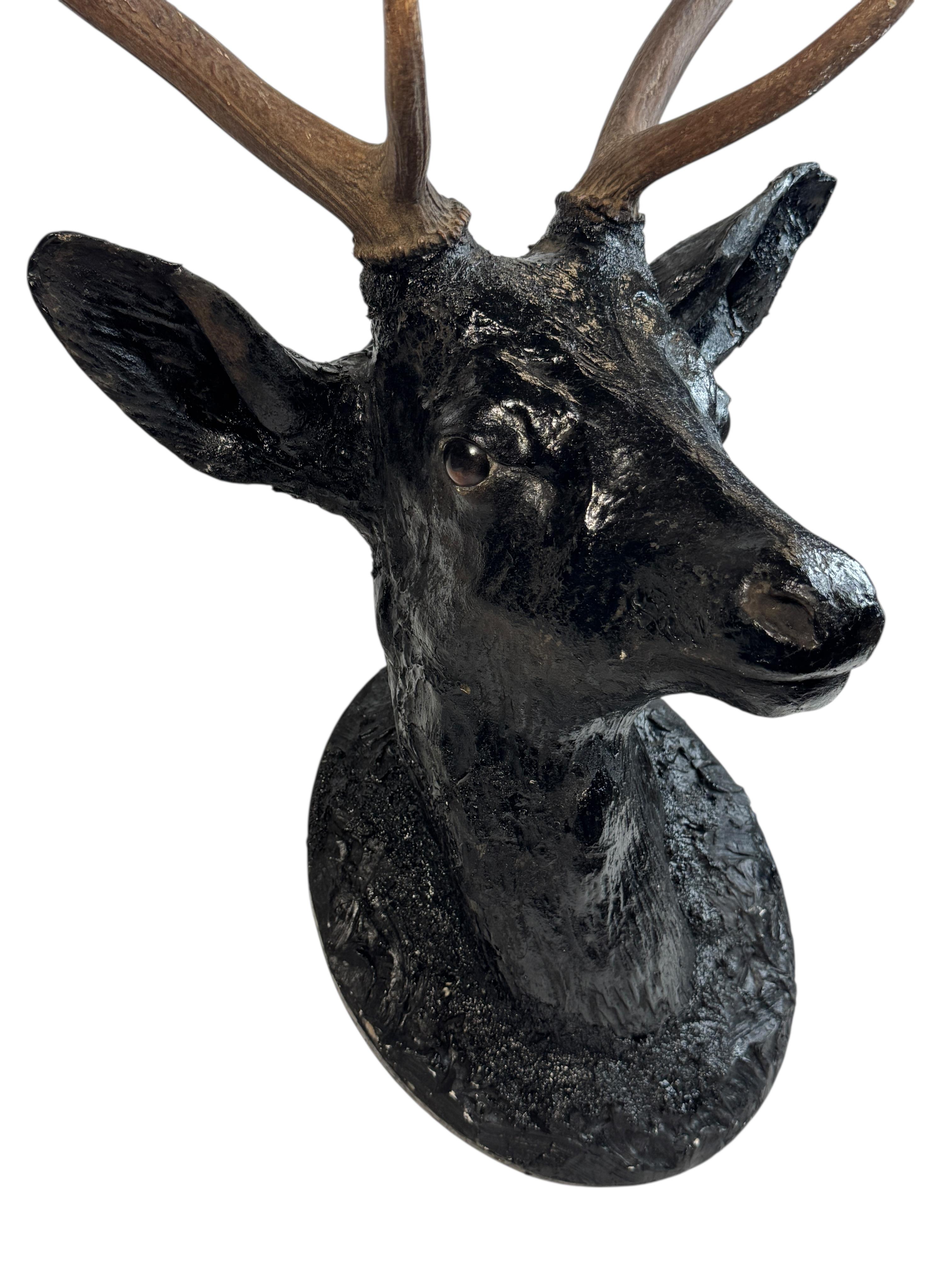 Forêt-Noire Superbe tête de cerf sculptée en bois d'art populaire avec de vrais bois, Autriche, années 1910 en vente