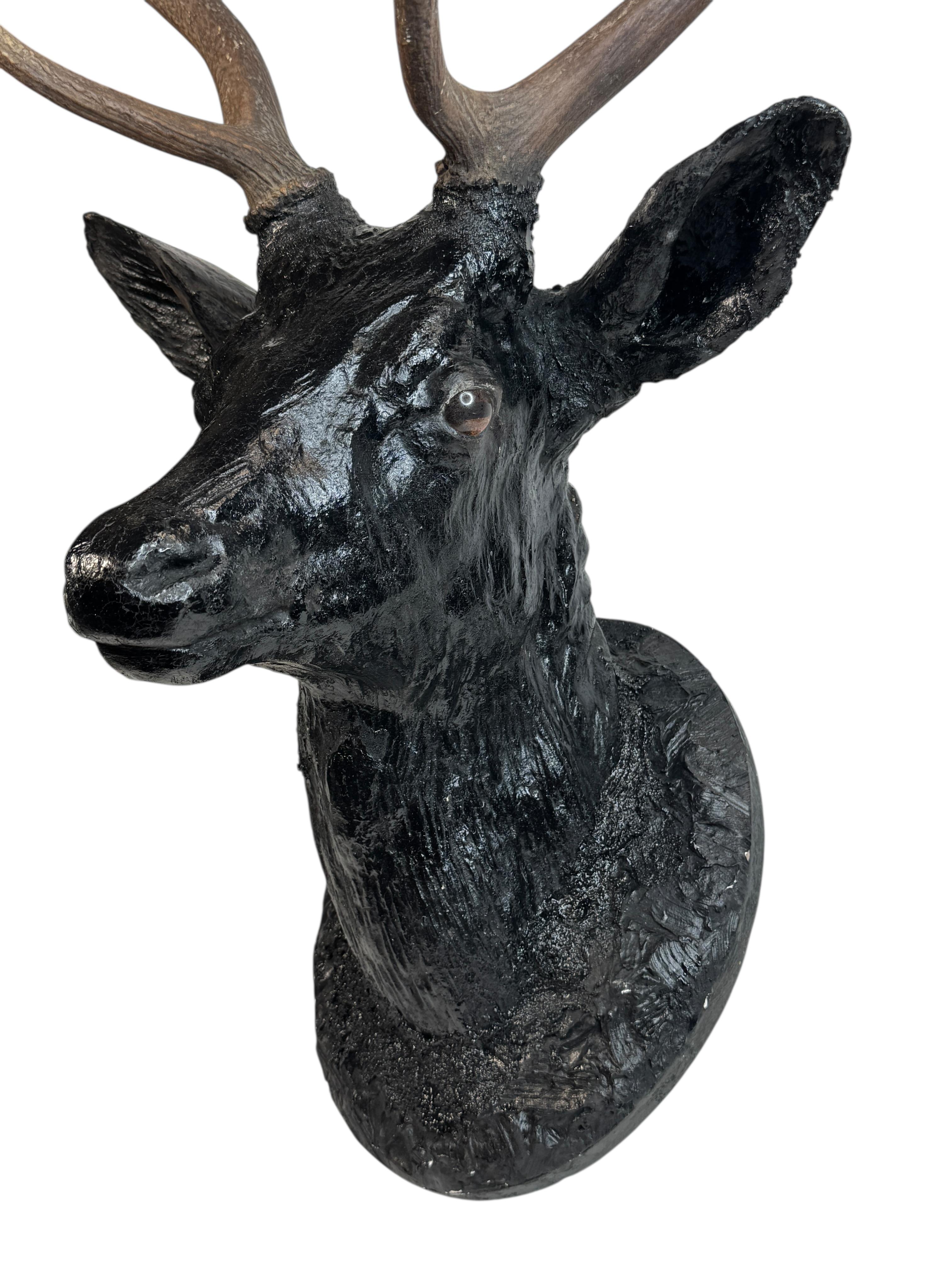 Autrichien Superbe tête de cerf sculptée en bois d'art populaire avec de vrais bois, Autriche, années 1910 en vente