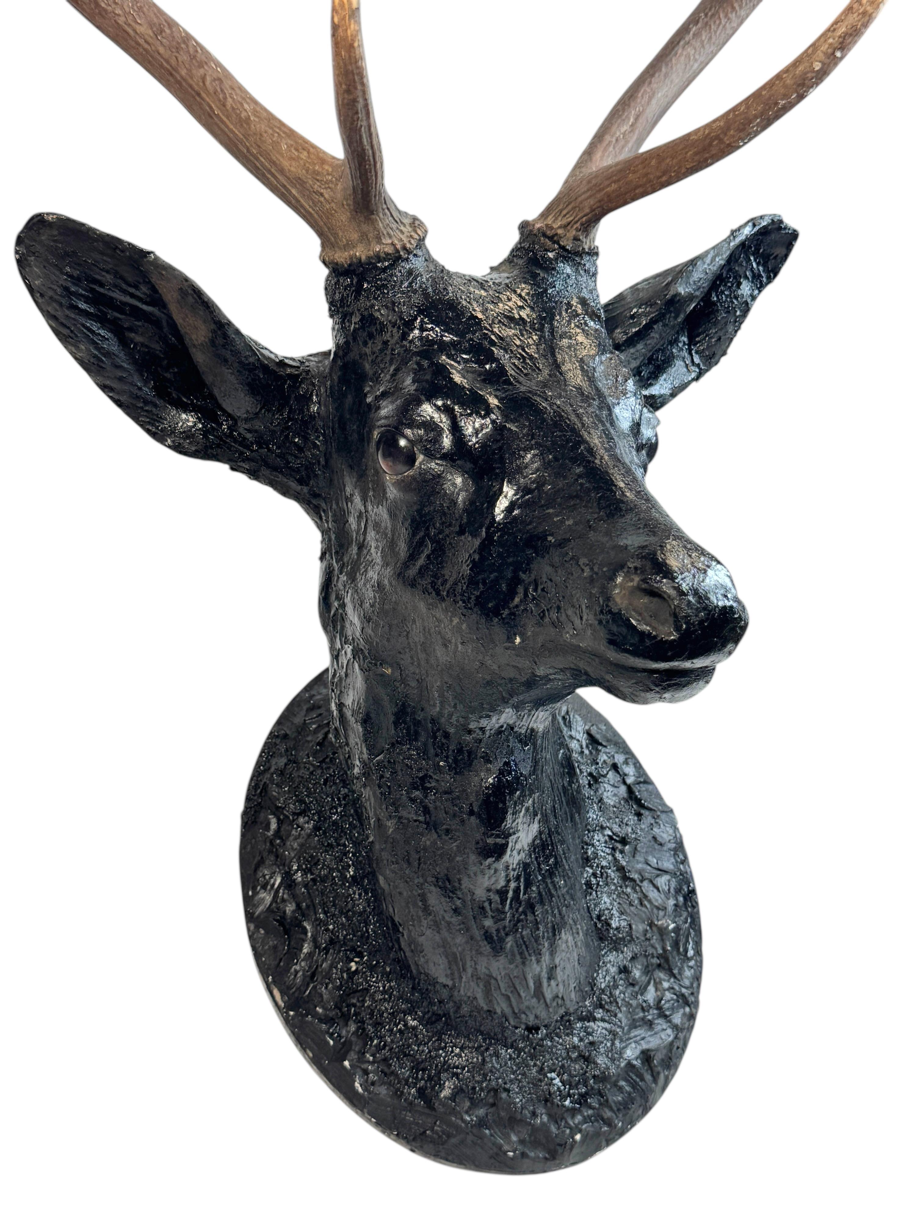 Bois Superbe tête de cerf sculptée en bois d'art populaire avec de vrais bois, Autriche, années 1910 en vente