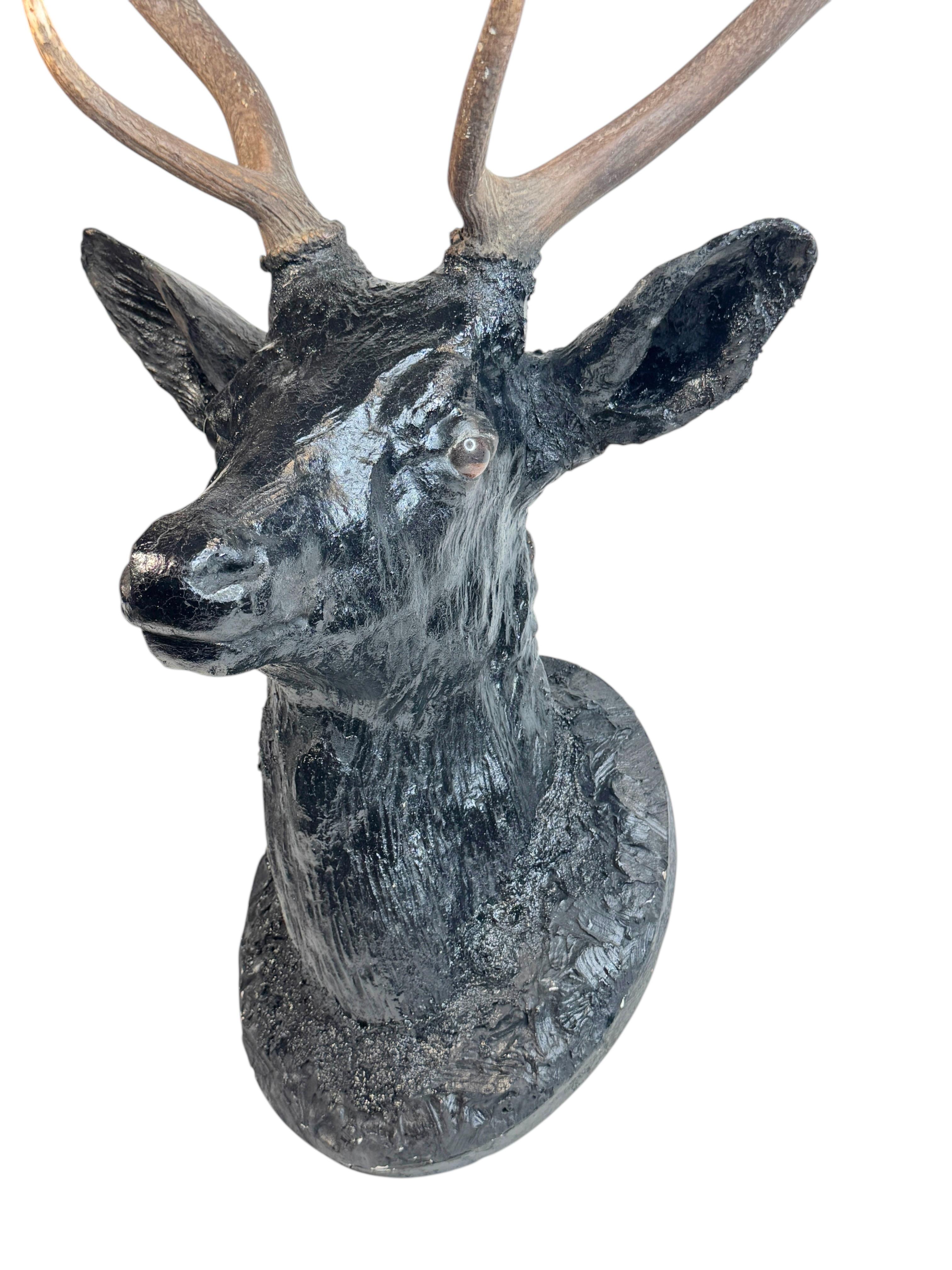 Superbe tête de cerf sculptée en bois d'art populaire avec de vrais bois, Autriche, années 1910 en vente 1