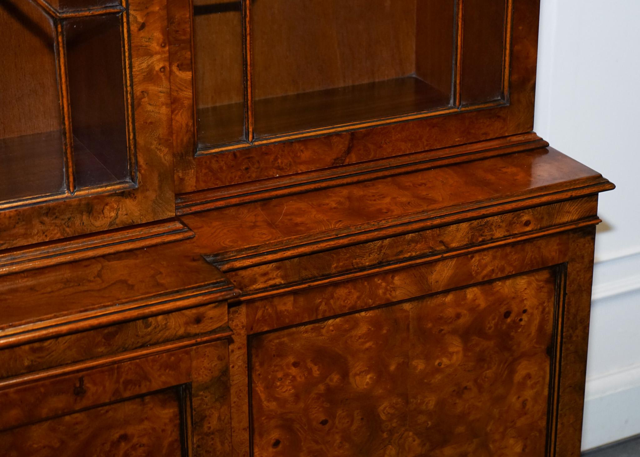 STUNNING LARGE GEORGIAN STYLE BURR WALNUT BREAKFRONT DISPLAY CABiNET BOOKCASE in vendita 3